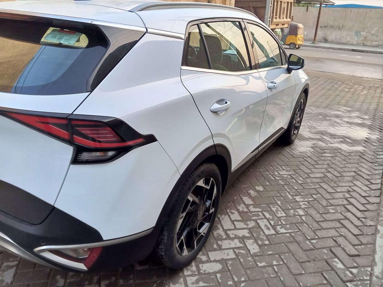 كيا سبورتج موديل 2023 خليجي للبيع
السيارة مكفولة كفالة عامة نص فول 
السيارة باسمي شرط التحويل
السعر 235
 بغداد ***********
مكلف بالنشر للتواصل اتصل
