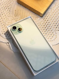 15 Plus 256GB أمريكي شريحه الكترونية 99%🔋  عدد دورات شحن 149 مرة 670 0...