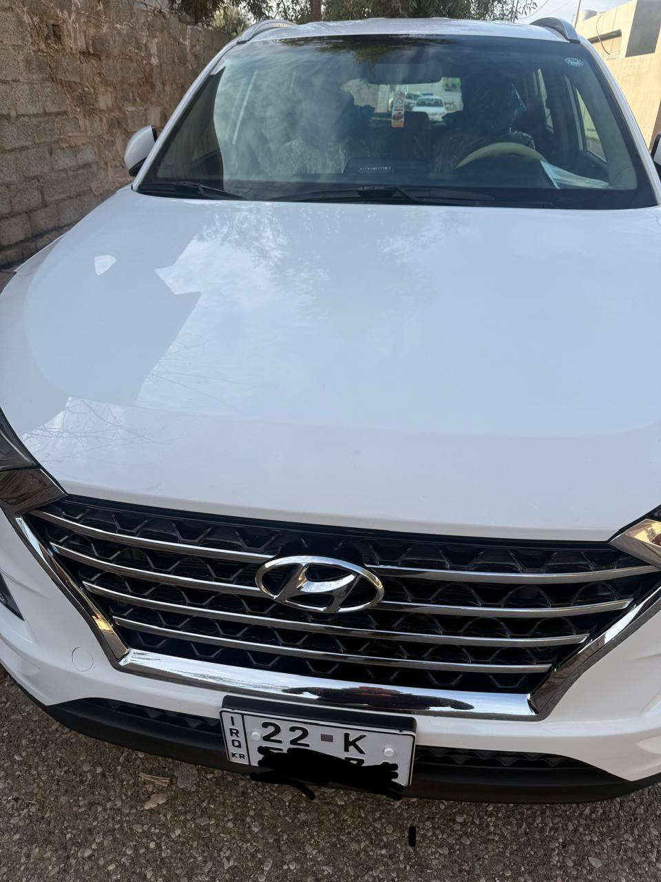 هيونداي توكسان موديل 2020خليجية فول مواصفات  كفالة عامة عدا بارد كما موضح بااسونار  والسيارة جديدة معنى الكلمة استخدام شخصي رقم سليمانية الدولي الجديد  هزة وسنوية جديدة لحد 2030 وبأسمي السيارة  
* مواصفاتها : 
حساس امامي وخلفي 
كامرة خلفية 
شاشة كبيرة لمس اندرويد
شحن واير لس لا سلكي 
منافذ يو اس بي و اوكس 
تحكمات استيرن كاملة  
بصمة ابواب 
يدات نيكل وبصمة دخول 
كشنات سايق وسكن كهرباء   
لايت خمس عدسات زنون 
لايت لد امامي وخلفي
عند تحريك استيرن يعمل لدات جانبية  
سايد بريك بالرجل 
ثلاثة انظمة قيادة 
مري شفط واشاير بالمري
نظام اضاءة وترحيب باليدات 
بصمة تشغيل
مرايا شفط 
يدات نيكل 
بيها كابون بانزين 
قطعتين تبريد 
لد نهاري امامي
ماشية ١٠٨حقيقي 
بردة صندوق شركة 

وبيها هواي مواصفات معروفة  واقتصادية بصرف الوقود جدآ 
سعر السيارة212 ورقة وبيها مجال بسيط
اي اسفسار اتصال *********** كركوك, العراق

