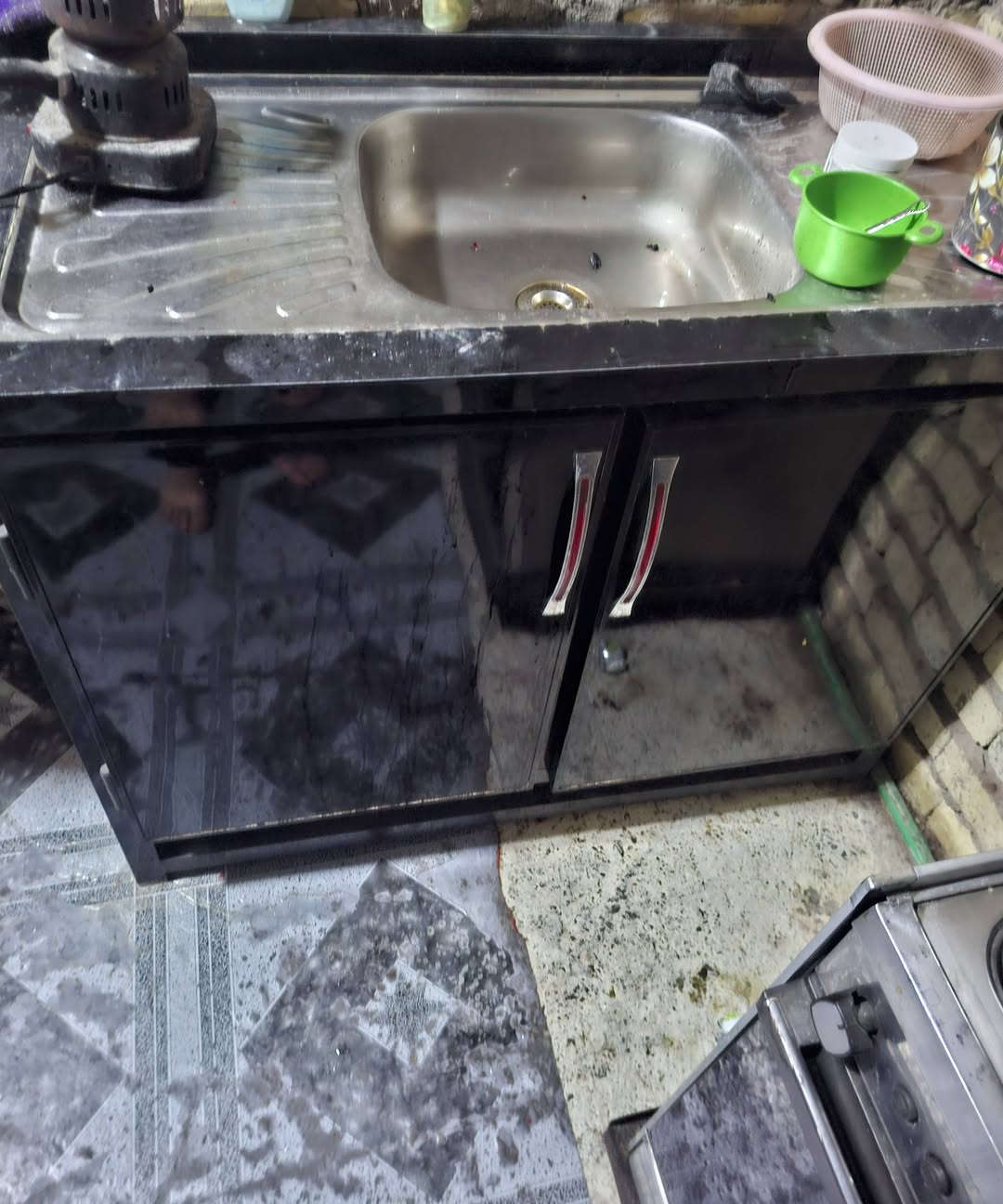 كاونتر الامنيو نظيف جدا متر ونصف  ٣ بيبان سنك جديد ٢٢٥ الف ***********
