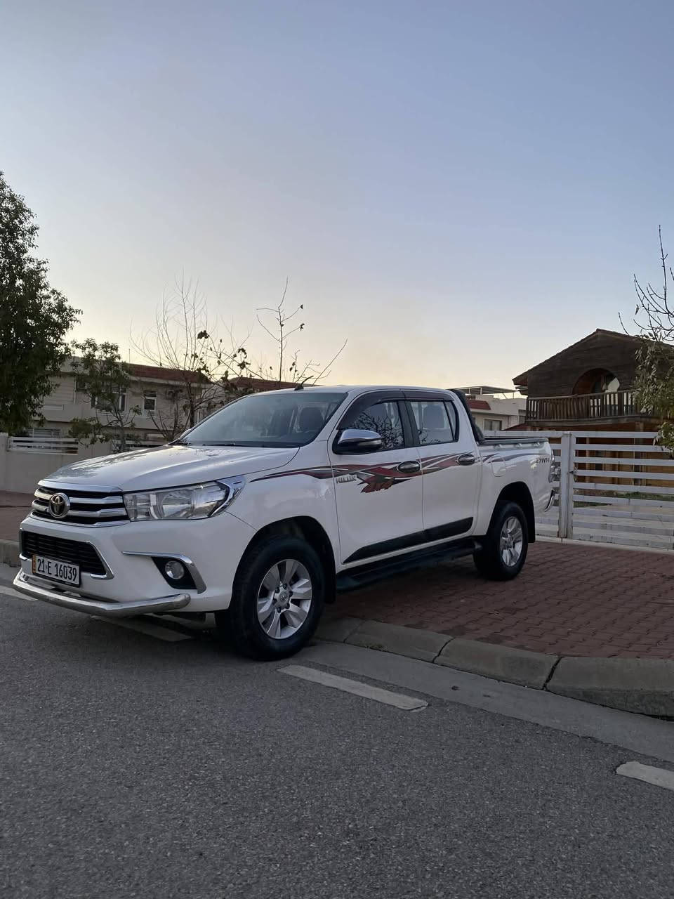 تۆیۆتا هایلۆکس ٢٠١٦
سیدنهرۆ دەبڵ ئەکسل
گێر عادی
گێرو مەکینەی بەشەرت نەکراوەتەوە
یەک پەلە ساردی هەیە
سەیارەکە زۆر پاک و جوانە بێ عەیبە ماڵی دۆستە
شاشە و کامێرایە 
هۆکی پێش و دوای پێوەیە
سەنەوی تا ٢٠٢٨ تازەیە
٢١٩ هەزار ڕۆشتوە
نرخی ٢٣٩ گەڵاو معامەلە
***********
