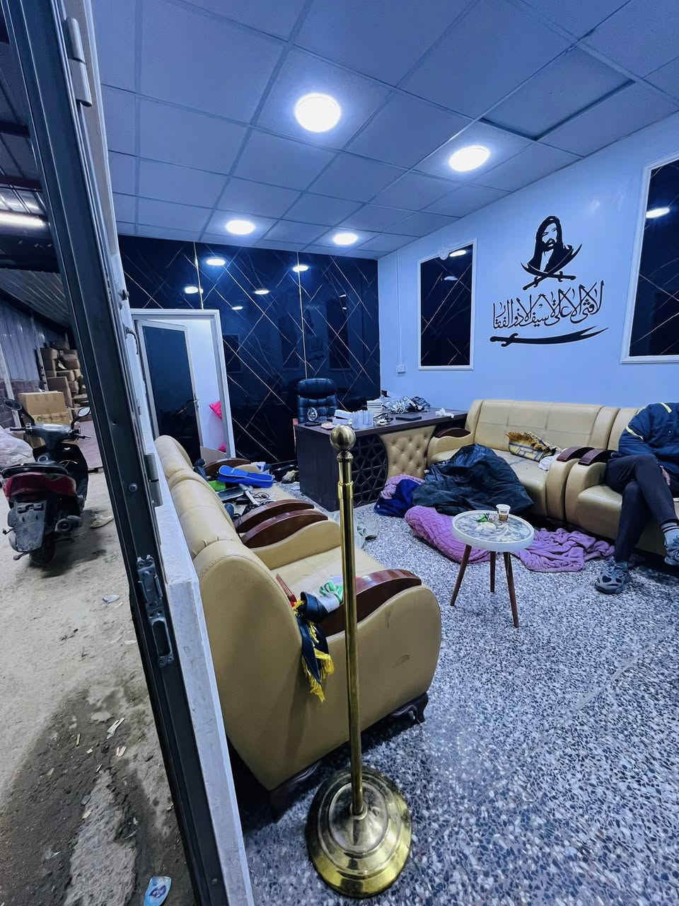 للإيجار مجمع اومخزن بمساحة كبيرة تجاري ع الشارع  ⬇️⬇️
تفاصيل حتوي على مخزنين 

ومكتب جاهز وصحيات 

موقع الشعب شارع الصحة  

*********** 

مكتب برج البنوك
