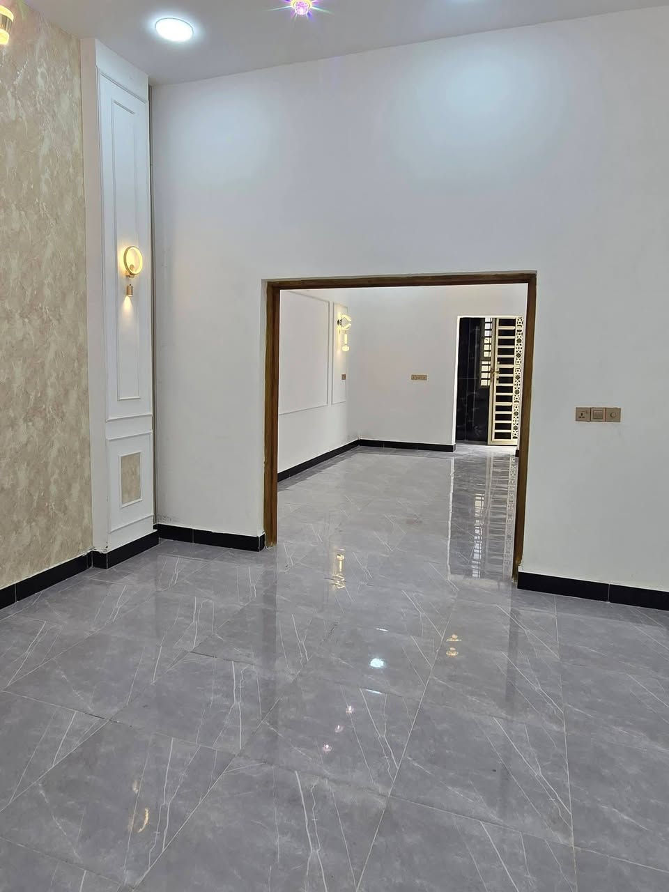 دار سكن للبيع ⛪️ بسعر بلاااش 
***********
#المساحه :: 150متر  بناء حديث بعده بل جيس

#يحتوي البيت على غرفتين نوم 
و ديوان 
و صاله 
و مطبخ 
و صحيات داخلي و خارجي و كراج سياره 
بيت كلش مرتب 

كافه الخدمات متوفره 

#جنس_العقار :: طابو صرف زراعي بأسم عراقي سند ٢٥ راعي

 لارض ساكن نفس المنطقه 

#العنوان بصره طريق سيد حامد قرب مدينة الاندلس السكنيه على شارع 10 متر مقرنص

#السعر 88 مليون   و بي مجال 

#للاستفسار الاتصال على الهاتف 📞📳
للعلم فارق جاهز للسكن تتكتب تسلم بيتك 
📳(***********))📳
