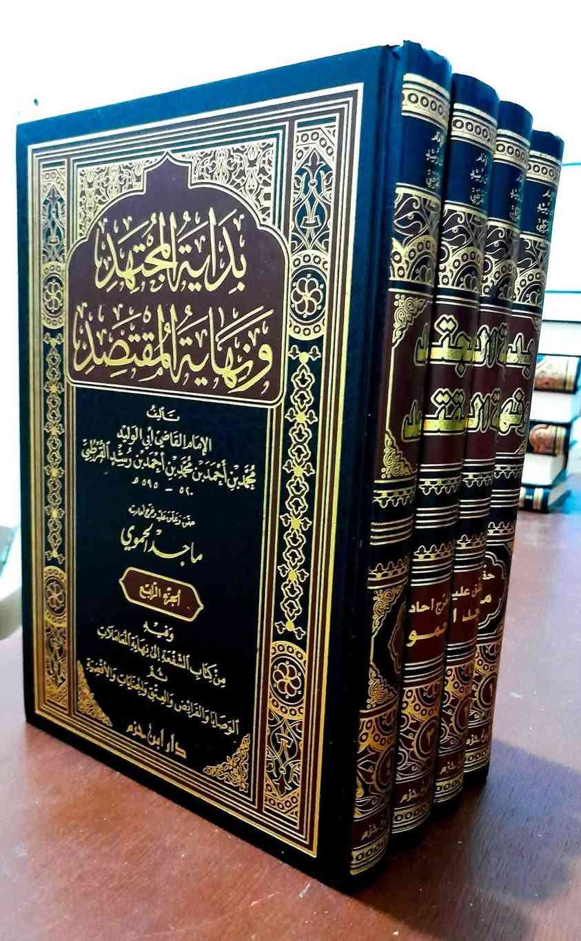 #كتاب اليوم: ☘️💥 «بداية المجتهد ونهاية المقتصد».🍀💥 

✍ تأليف: أبي الوليد محمد بن أحمد بن رشد القرطبي الحفيد رحمه الله ( ت: 595 هـ).

🔍 حققه وعلق عليه: ماجد الحموي.

🖨 تجليد فني فاخر في أربعة مجلدات من إصدار دار ابن حزم للنشر والتوزيع على ورق أبيض وكتابة واضحة.

🔴 قال عنه الذهبي في «تاريخ الإسلام»:

«كتاب بداية المجتهد، ونهاية المقتصد، في الفقه، عَلَل فيه وَوَجه،ولا نعلم في فته أنفع منه، ولا أحسن مساقا».

▪ تُقرّر الجامعة الإسلامية بالمدينة تدريسه في المرحلة الجامعية؛ لأن مؤلَّفَه اعتني بتطبيق القواعد الأصوليّة والفقهية على المسائل الفرعية، واهتمّ بالتنبيه على نكت الخلاف بين العلماء، مما يساعد على تنمية الملكة الفقهية، التي تُعين الطالب على حسن الاجتهاد، كما أنه يُربّي فيه احترام الدليل واتّباعه، وعدم تقديم القياس والرأي عليه، 

قال ابن رشد في كتاب الصرف: «فإنّ هذا الكتاب إنما وضعناه؛ ليبلغ به المجتهد في هذه الصناعة رتبة الاجتهاد، إذا حمّل ما يجب له أن يحصل قبله من القدر الكافي له في علم النحو، واللغة، وصناعة أصول الفقه ...، وبهذه الرُتبة يُسمّى فقيها، لا بحفظ مسائل الفقه».

أبرز تفاصيل طبعة دار ابن حزم:
يعتبر كتاب "بداية المجتهد ونهاية المقتصد" لابن رشد الحفيد (ت 595 هـ) الصادر عن دار ابن حزم في بيروت، من أبرز طبعات هذا المرجع الفقهي الشامل.
 تتميز هذه الطبعة بتحقيق علمي وتخريج للأحاديث، وتصدر في 4 مجلدات، 
وتعتبر مرجعاً أساسياً في الفقه المقارن وأسباب اختلاف الفقهاء.

المحقق: ماجد الحموي.
المجلدات: 4 مجلدات (تجليد فني فاخر).
المميزات: توفر النص مع تخريج الأحاديث، وتوضيح أسباب اختلاف العلماء، مع العناية بجودة الورق والطباعة.
التاريخ: توجد طبعات حديثة متتالية (حتى  2022م).
عن الكتاب:هو كتاب فقه مقارن، يستعرض فيه ابن رشد آراء الفقهاء ومذاهبهم، مع التركيز على أسباب الاختلاف، مما يجعله كتاباً لا غنى عنه للمجتهد والباحث.

للطلب والاستفسار يرجى المراسلة على الخاص أو الإتصال بالرقم  : 0783155287

مرحبا بالجميع 🍀💥


**إذا كنت صاحب هذا الإعلان وتريد حذفه لأي سبب، رجاءا أرسل رسالة إلى الدعم الفني**