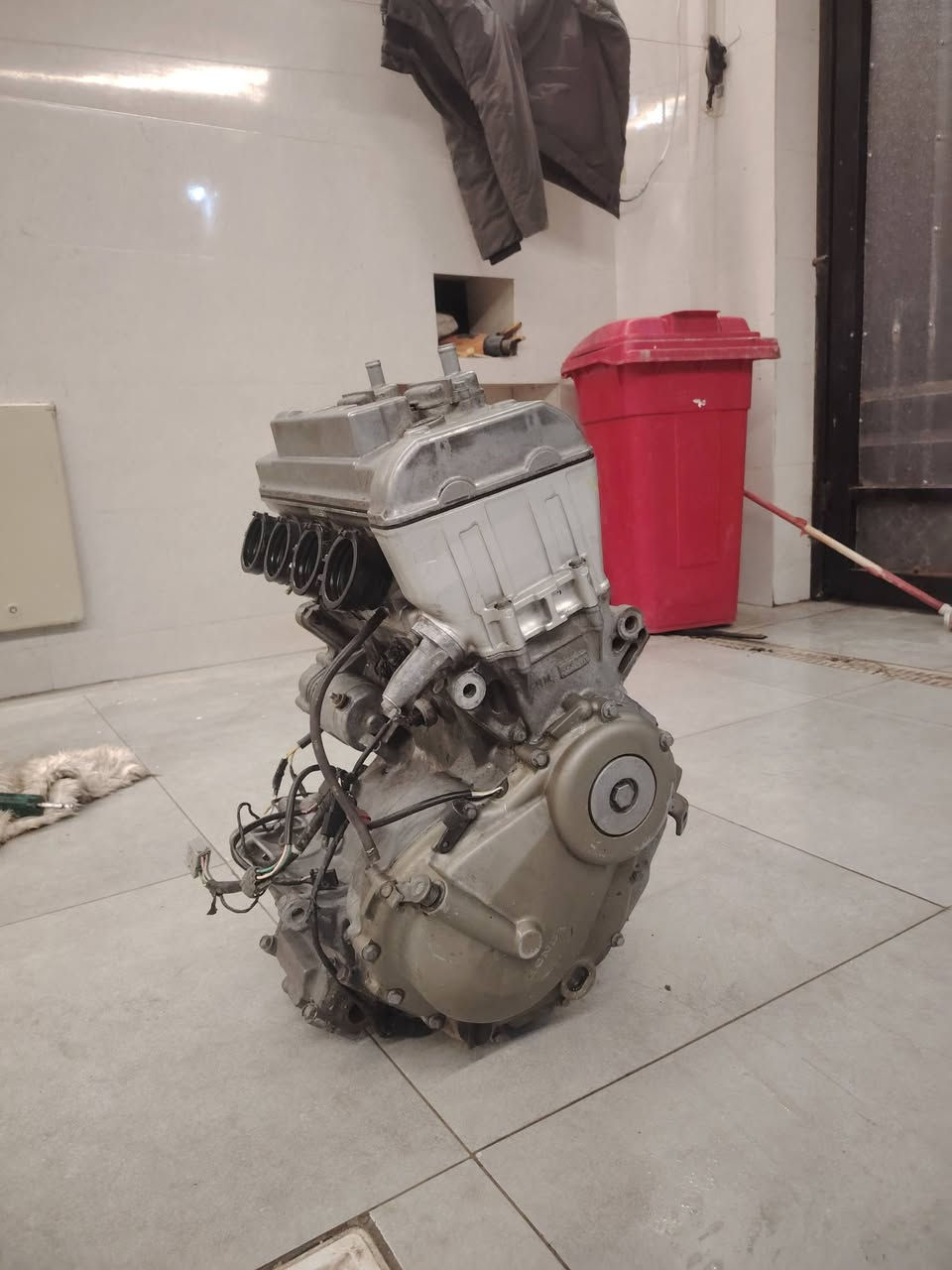 مكينة افوراي مفتوحه مره وحده طلع بيهه صوت خفيف مادري شنو المكينه شغاله وتمشي بس ابيع كوم حديد لأن ماعرف بيهن فه لذالك ماتكفل بشي مكاني بصره وتوصيل موجود والسعر قيم باليرضي الله وبخدمتك لأن ماعرف بيهن ***********
