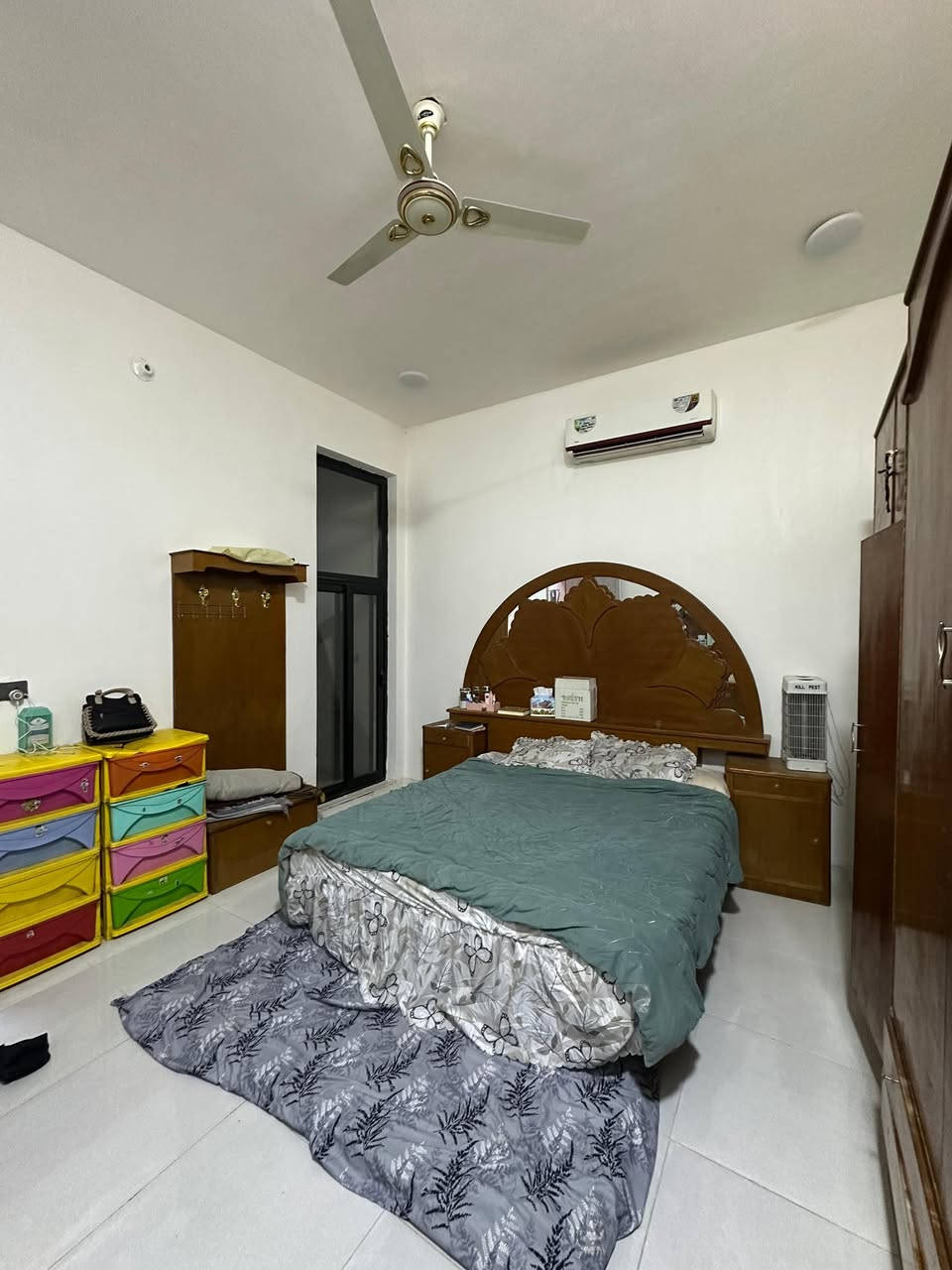 للبيع بيت ٢٠٠ م قرب ملعب كربلاء الدولي 
واجهه عشرة نزال عشرين 
بناء حديث 
الطابق الارضي غرفتين + حمامين + صالة + استقبال
الطابق الثاني غرفة عادية + سويت كامل
للاستفسار ***********
