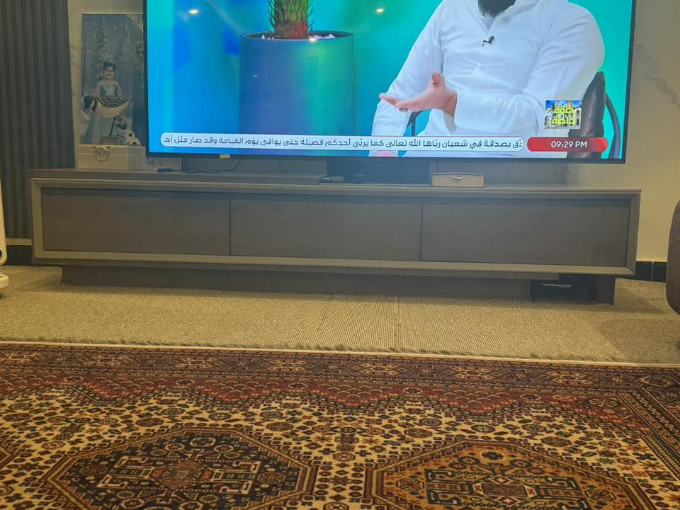 السلام عليكم ميزين  تلفزيون واحد رصاصي وابيض وثاني جوزي وصحراوي مثل ما موضح بصوره خوات الجدد ستعمال قليل 
العنوان : بغداد البنوك 
الرقم :***********
