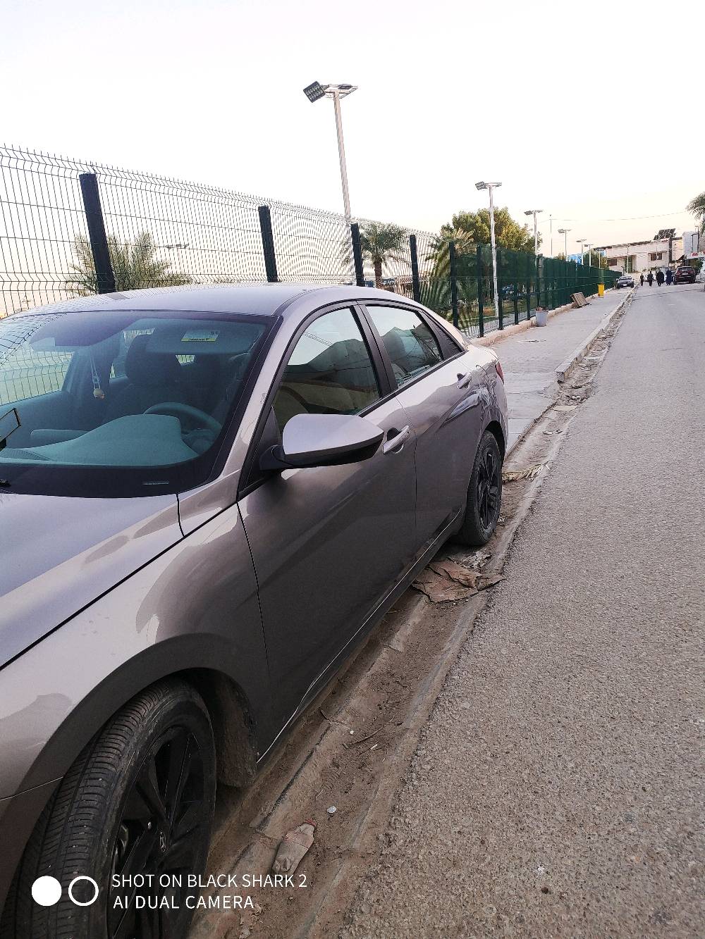 سيارة هيونداي إلنترا هايبرد للبيع، بحالة ممتازة. موفرة للوقود بفضل نظام الهايبرد. اللون رمادي مع تصميم حديث وجذاب. السيارة مزودة بتجهيزات أنيقة ومريحة من الداخل، بما في ذلك شاشة تحكم كبيرة وسهلة الاستخدام.