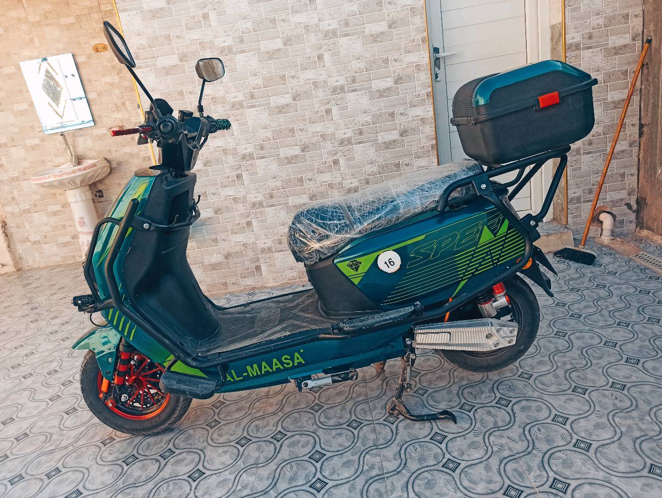دراجة نارية كهربائية بحالة ممتازة، اللون الأخضر والأسود مع لمسات حمراء مميزة. مثالية للتنقل داخل المدينة وسهلة القيادة. تحتوي على سلة خلفية لتسهيل حمل الأغراض. الاستخدام بسيط ومريح، مناسبة لكل الفئات العمرية.