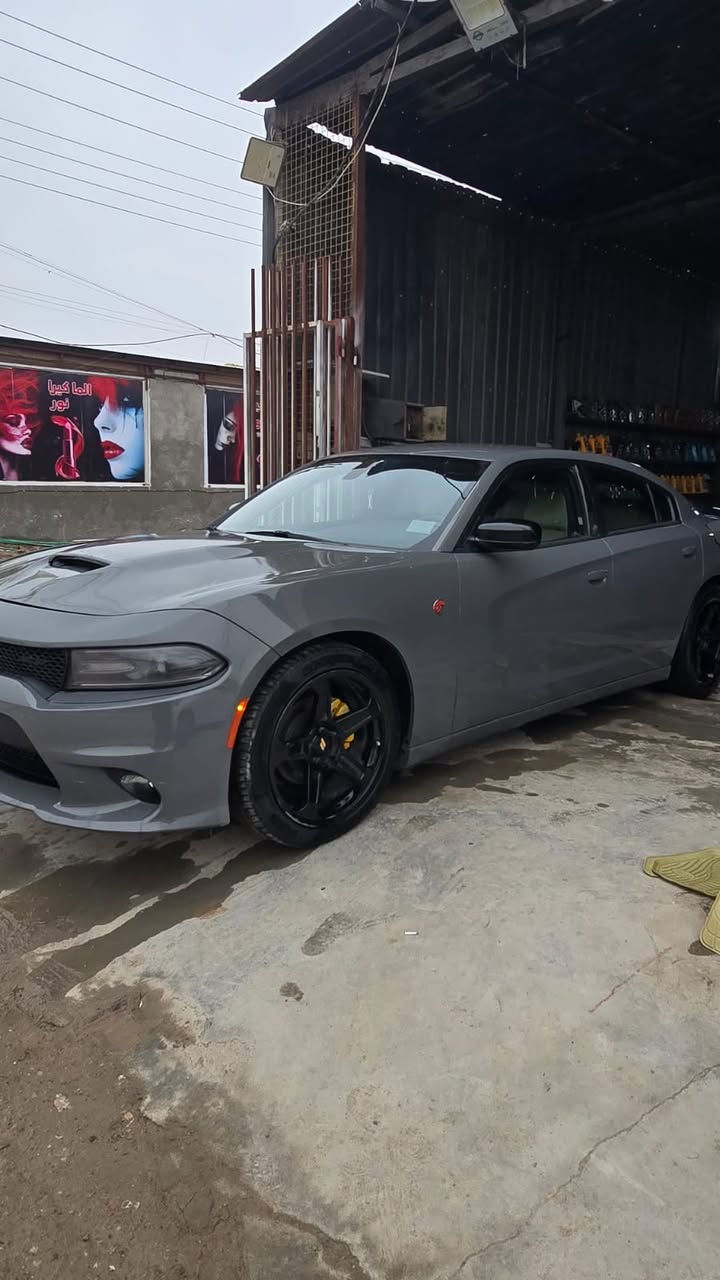 السلام عليكم 
دوج جارجر 2018 اصلية اصلية لون سمنتي v6 رقمها ذي قار ماشية 74 mi سيارة جديدة ونضيفة ما مشتغلة خط ويل نجمة 20 حدادية جديدة استعمال شخصي صور الحادث مرفق بالمنشور بيها بنيد محدث مال srt والبجم srt وبيها جاملغ السعر 200 وبيها مجال حك الجية 
مكاني ناصرية مركز 
رقمي : ***********
