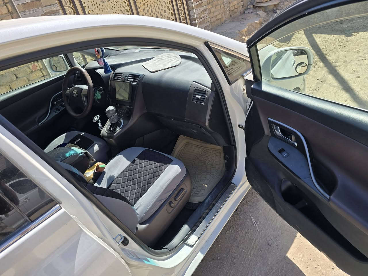 السلام عليكم..
مارك Zio X2   ادوات 
 السياره حاويه بدون كصه
موديل 2010
محرك 2400
4 سلندر
7 راكب
سياره كلش حلوه وناعمه ومشموله بالترقيم وقليله الصرف بالبانزين وسياره عائليه السعر   65 $
مكاني ذي قار
هـ / ***********
