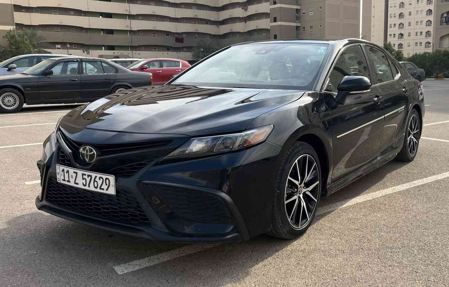 كامري ٢٠٢٤ SE  بنزين

مجهزة بأنظمة أمان متقدمة تشمل:
• نظام التحذير من الاصطدام الأمامي مع الكبح التلقائي
• رادار المحافظة على المسار مع تصحيح المقود
• مثبت سرعة راداري ذكي
• تنبيه مغادرة المسار
• رادار النقطة العمياء
• تنبيه حركة المرور الخلفية
• كاميرا خلفية عالية الدقة

� المحرك والأداء
• نوع المحرك: بنزين 4 سلندر
• سعة المحرك: 2.5 لتر
• نظام الدفع: أمامي 
• ناقل الحركة ( الگير ): أوتوماتيك بـ 8 سرعات  

الرقم : بغداد بإسمي التحويل مباشرةً
العداد (الممشى):43000 كيلومتر 

السيارة وارد أمريكي ضرر خلفي بسيط جداً مرفق بالصور ومصلح درجة أولى 
بچم كبس  أكرر بچم كبس نظيفة جداً

السعر : ٢٣٥ $ مع مجال قليل
مكان السيارة : بغداد - بسماية 
للتواصل واتساب  ***********
