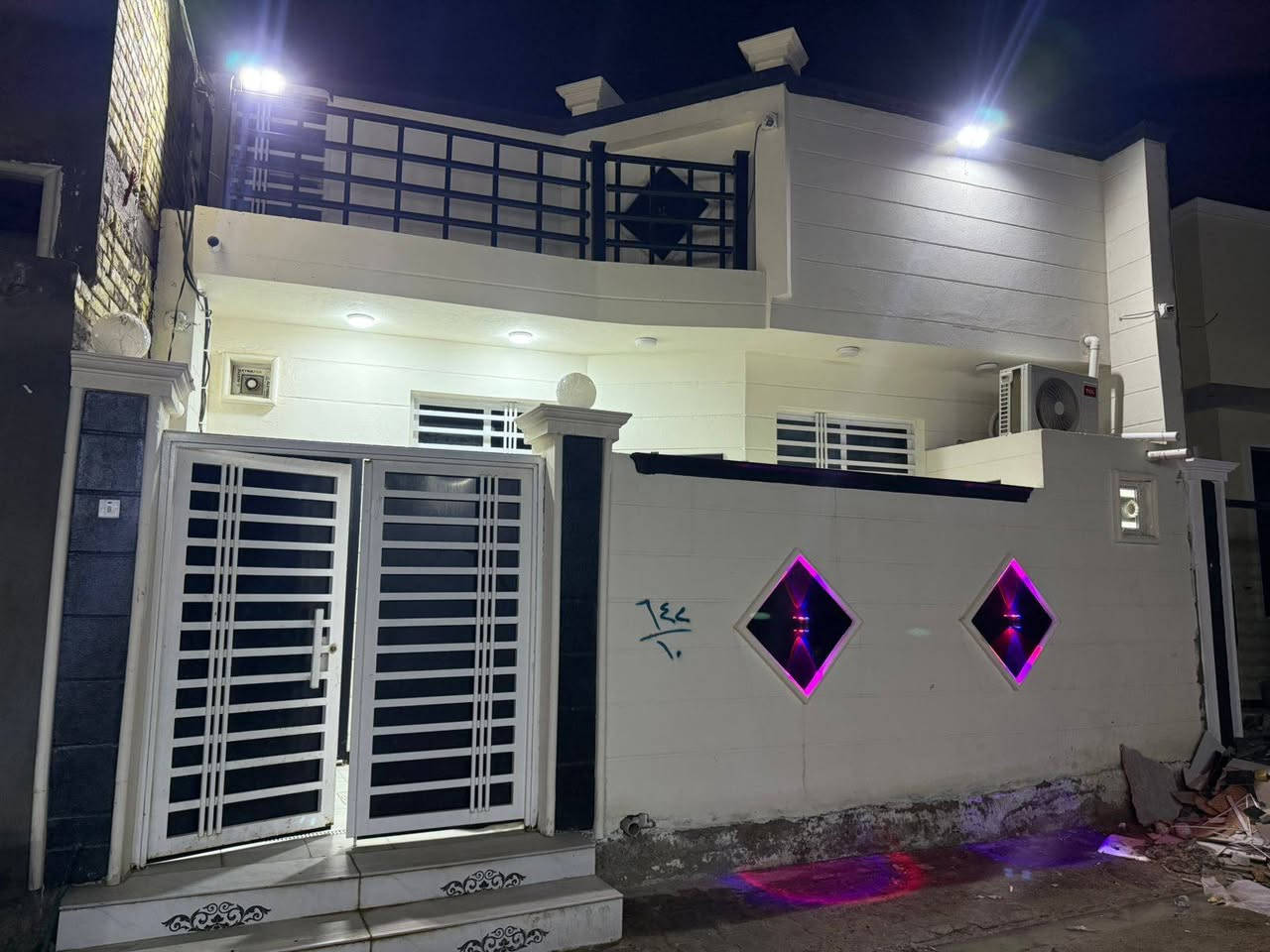 السلام عليكم 
بيت في حي الامين قرب بانزين خانه الشموس َواجه ١٠ مساحه ١٢٠ متر طابقين يتكون من غرفه ومطبخ وصاله وبراني. وطابق ثاني غرفه وصاله وصطح

وطارمه بناء طابوك كونكريت مودرن بناء سنه ٢٠٢٥ بيبنان قاصه بناء مودرن

تفاصيل أكثر الاتصال على الرقم او وتساب ***********
