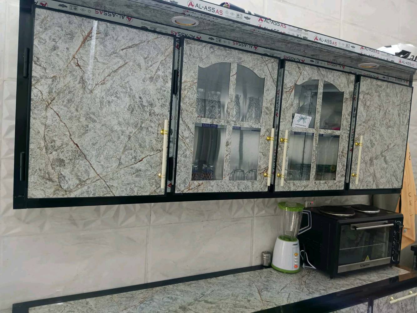 كاونتر وملحق وينك للبيع
الكاونتر بيه مغسلة/فتحة سنك وملحقات داخلة بالبيع لو بس الخزائن نفسها؟ وهل فيه أي خدوش أو كسر؟: 
مابي اي خدش 
وين موقعك بالعراق بالضبط؟ وهل متوفر توصيل أو فكّ ونقل، والسعر قابل للتفاوض لو ثابت؟: 
بالمحمودية 