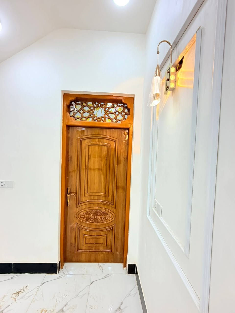 المساحه 100 متر  
💰 السعر: 48 مليون (قابل للتفاوض)
🏗️ البناء: طابوق  جمهوري
🏠 الأساس والسقف: صب كونكريت مركزي 

مواصفات البيت:
✅ غرفة نوم 1 🛏️
✅ أستقبال 
✅ صالة 🛋️
✅ مطبخ 🍽️
✅ صحيات 🚿

الخدمات المتوفرة:
🔹 ماء 💧
🔹 كهرباء ⚡
🔹 شوارع مبلطة 14 متر  🚗
🔹 مدارس قريبة 🏫
🔹أنترنيت ضوئي 
🔹 خط مولده 
📍 الموقع: النجف – حي ميسان، شارع الزوار 
خلف سكلة الكرعاوي
📜 طابو زراعي (إقرار محكمة)

📞 للتواصل: ***********

(ملاحضة ) متوفر لدينا كافة المساحات والدور  ألسكنية وعرصات 
وأراضي زراعيه
