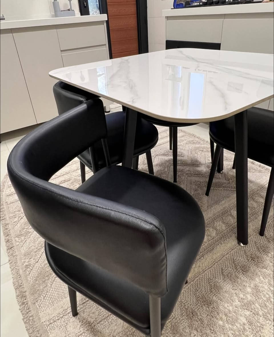 للبيع | ميز طعام مرمر
🔹 القياس: 90×90

🔹 مع 4 كراسي

🔹 الكراسي من فوك جلد وداخلها سفنج (جلوس مريح)

🔹 أرجل الكراسي حديد متينة

🔹 بيها كلبسات بلاستك بأسفل الأرجل لحماية الأرضية من الخدش

🔹 استعمال شهر واحد فقط

🔹 نظيف جدًا (شبه جديد)

🎨 اللون:

▫️ الميز: مرمر أبيض مطعّم بالرصاصي

▫️ الكراسي: أسود

💰 السعر: 210 ألف

📍 الموقع: الشعب

🔸 سبب البيع: ضيق المساحة

📩 للتواصل :***********
