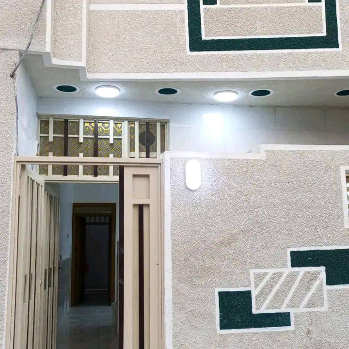 بيت للبيع مستعجل مستعجل بي مجال للشراي الصدك 35 وبي مجال 
بيت للبيع مستعجل وسعر مناسب 35 وبي مجال للشراي 

بيت للبيع

يحتوي على غرفة  وصاله ومطبخ و صحيات عدد 1
يحتوي ميزانية كهرباء وخط سحب مولد ذهبي وسخان كامل

محمد  ***********

متواجد واتساب ،

عنوان مجمع سيد اسماعيل

كربلاء مجمع سيد اسماعيل السكني بيت للبيع مساحة 50 متر  سند 25 قرار محكمة يم عمود ١٤٣ خدمات كامله ماي مجاري كهرباء تبليط ويجود فيه ميزانية كهرباء 

للاستفسار واتس او اتصال متواجد 24 ساعة 

***********
#للجميع
البيت شكد عدد الطوابق؟ وهل بيه سطح أو حوش أو كراج؟: 
طابق واحد
شنو الحالة الإنشائية والعمر التقريبي للبيت؟ يعني جديد لو مستخدم من فترة، وبي أي ملاحظات أو نواقص؟: 
بيت جديد 
السند 25 وقرار المحكمة: ممكن توضح إذا المعاملة جاهزة للبيع مباشرة لو بيها أي قيود/مراجعات؟: 
سند 25 ما بيها قيود 
السعر 35 مليون: نهائي لو بيه قابلية للمساومة؟ وإذا أكو دفعة/تسليم شلون؟: 
بي مجال 
وين موقع البيت بالضبط بمجمع سيد اسماعيل؟ قريب من أي عمود أو معلم حتى يسهل على الزبون يوصل؟: 
البوابة الاولى فرع السابع 