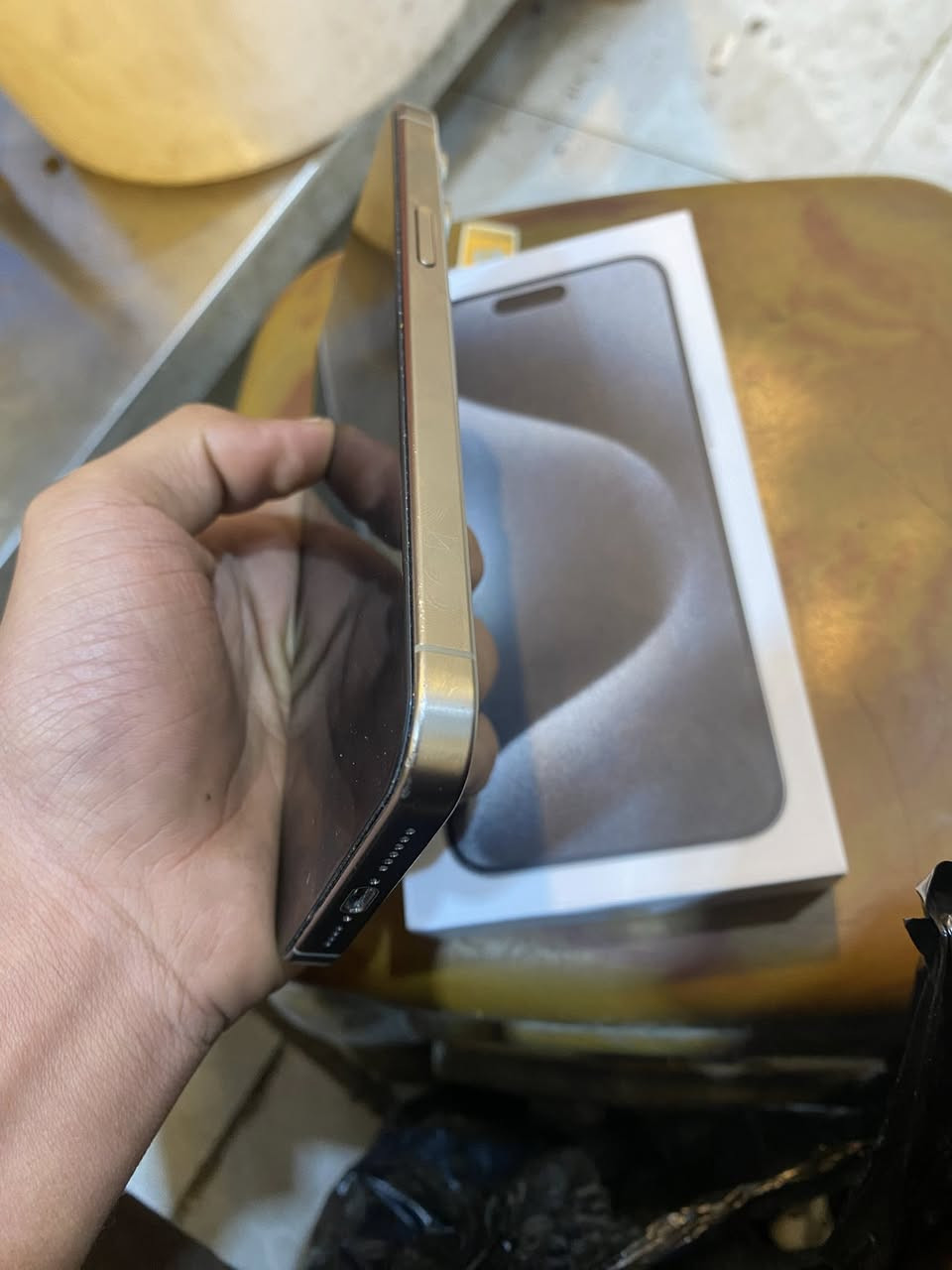 السلام عليكم
ايفون 15برو ماكس 
ذاكره 256
بطاريته 86
ماستر عربي شرق اوسط AA/A
الجهاز نضيف ومكفول 
كامل ملحقاته 
سعره مليون و٥٠ وبيه مجال بسيط 
*********** 
العنوان بصرة دور الشرطه
