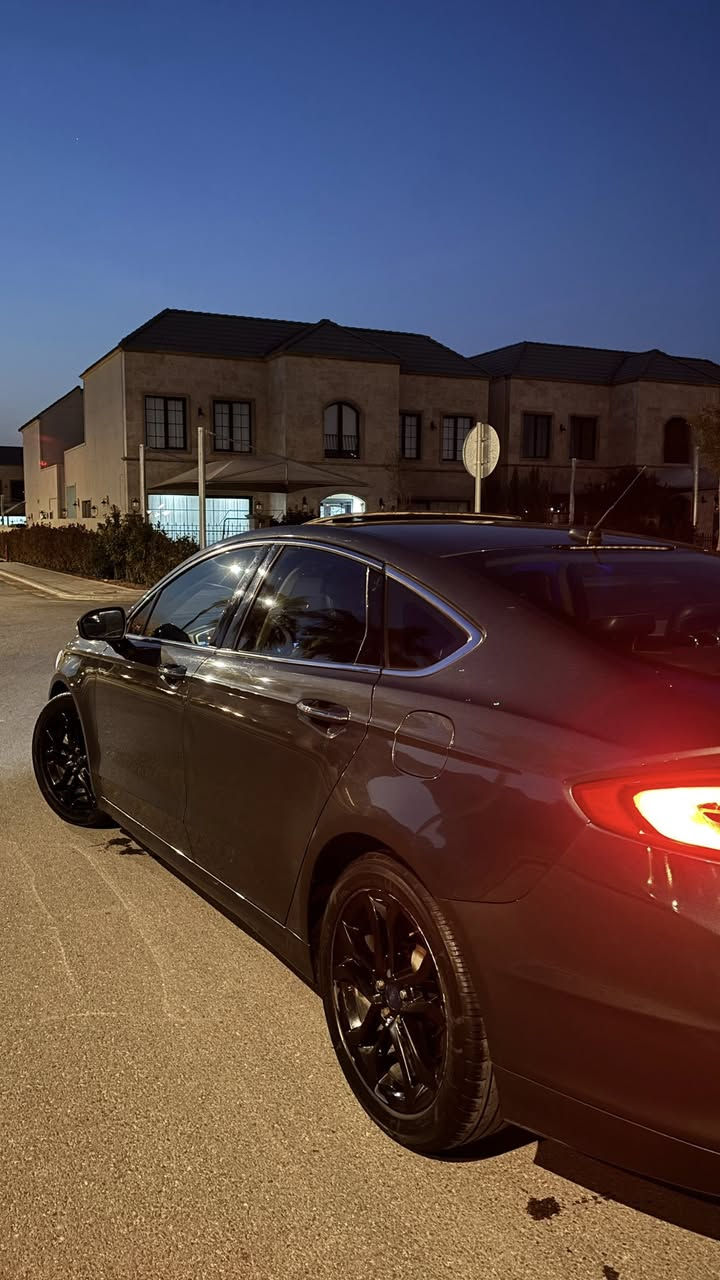 � فورد فيوجن 2018 – SE
📄 كلين تايتل

🔧 المحرك والقير

 • محرك 1.5 EcoBoost توربو

 • ناقل حركة أوتوماتيك

 • دفع أمامي

 • اقتصادي ونشيط جداً

✨ مواصفات SE

 • كشنات جلد

 • تدفئة كشنات

 • خزن ميموري لمقعد السائق

 • فتحة سقف

 • تشغيل عن بُعد

 • Apple CarPlay / Android Auto

 • مثبّت سرعه (Cruise Control)

 • شاشة وسطية

 • كاميرا خلفية + حساسات رجوع

 • دخول ذكي + بصمة تشغيل (إذا موجودة)

 • بلوتوث + USB + AUX

 • مقود متعدد الأزرار

🛡️ أمان وتقنيات

 • Airbags كاملة

 • ABS + Traction Control

 • إضاءة LED نهارية

 • Hill Assist

📌 حالة السيارة

 • صيانة دورية

 • محرك وكير بحالة ممتازة

 • استخدام نظيف بدون مشاكل

سعر: 117$

📍 أربيل

📞 للاستفسار

***********
