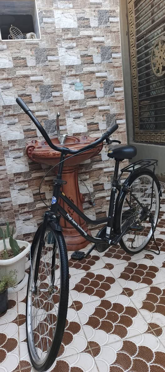 بايسكل للبيع  نظيف البايسكل شوفت عينك 
سعرة 65 بي مجال حك الجيه مكاني دوانية حي العسكري الثاني  الرقم::***********
