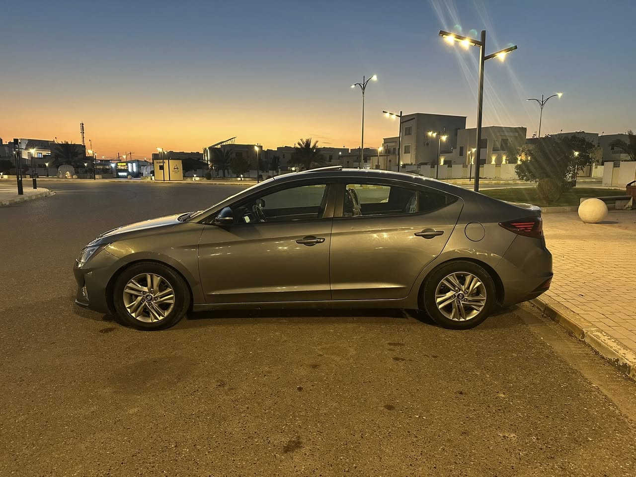 السلام عليكم 
•الالنترا للبيع 
٢٠١٩ شكل ال٢٠ 
محرك ٢٠٠٠ المرغب دوش 
فووول مواصفات 🔥🔥
•بصمه -شاشه - كامره - رادار جانبي - فول - سلايت - ٣ انضمه للقياده -حساسات  -فول مواصفات 
سياره جديده مال بيت ما ناقصه اي شي 
رقم اربيل 
تحويل ثاني يوم 
ماشي ٩٢ 
سعر $138 وبيها مجال 
مكان السياره صلاح الدين تكريت 
للاستفسار ***********📞📞
بيك خير ودلل
