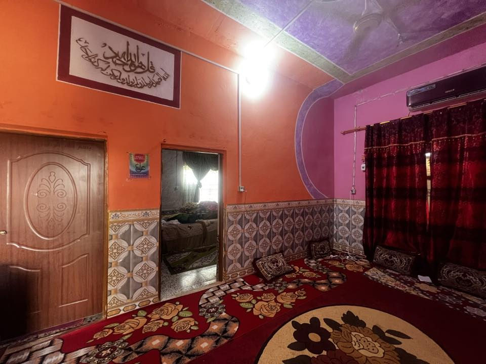 سلام عليكم بيت مساحه 264 حي المهندسين جهة الزراعي سند 25 يتكون من غرفتين وهول وبراني ومطبخ مجمع صحيات ومخزن صغير  وغرفه تاسيس فقط بناء طابوق عگادة السعر الاتصال على الرقم ***********
