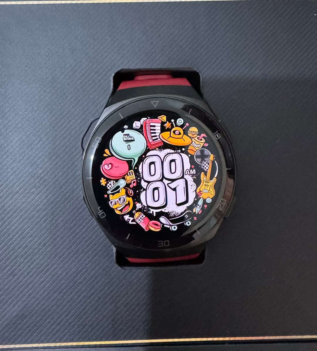 للبيع Huawei Watch GT 2e مع كامل المحلقات
￼

 • شاشة AMOLED دائرية بحجم 1.39 بوصة.

 • دقة الشاشة 454 × 454 بكسل (صورة حادة وواضحة).  ￼

 • بطارية تدوم حتى 14 يومًا مع الاستخدام العادي.  ￼

 • مقاومة للماء 5ATM (مناسبة للسباحة حتى عمق 50 مترًا، وليست للغوص).  ￼

 • GPS مدمج لتتبع المشي والجري بدون الحاجة للهاتف.  ￼

 • قياس نبضات القلب على مدار الساعة.

 • قياس تشبع الأكسجين في الدم (SpO₂).

 • تتبع النوم والإجهاد.

 • تدعم أكثر من 100 وضع رياضي.  ￼

 • اتصال Bluetooth 5.1 مع عرض إشعارات المكالمات والرسائل.


**إذا كنت صاحب هذا الإعلان وتريد حذفه لأي سبب، رجاءا أرسل رسالة إلى الدعم الفني**