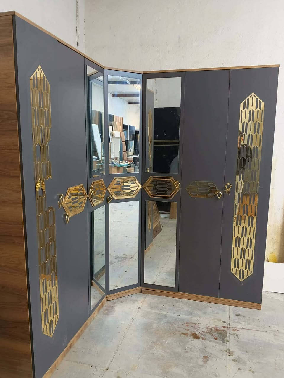 غرفه تركي زاويه 8قطع.نظيفه جدا.السعر 600مع شد ونقل الحجز واتس***********
