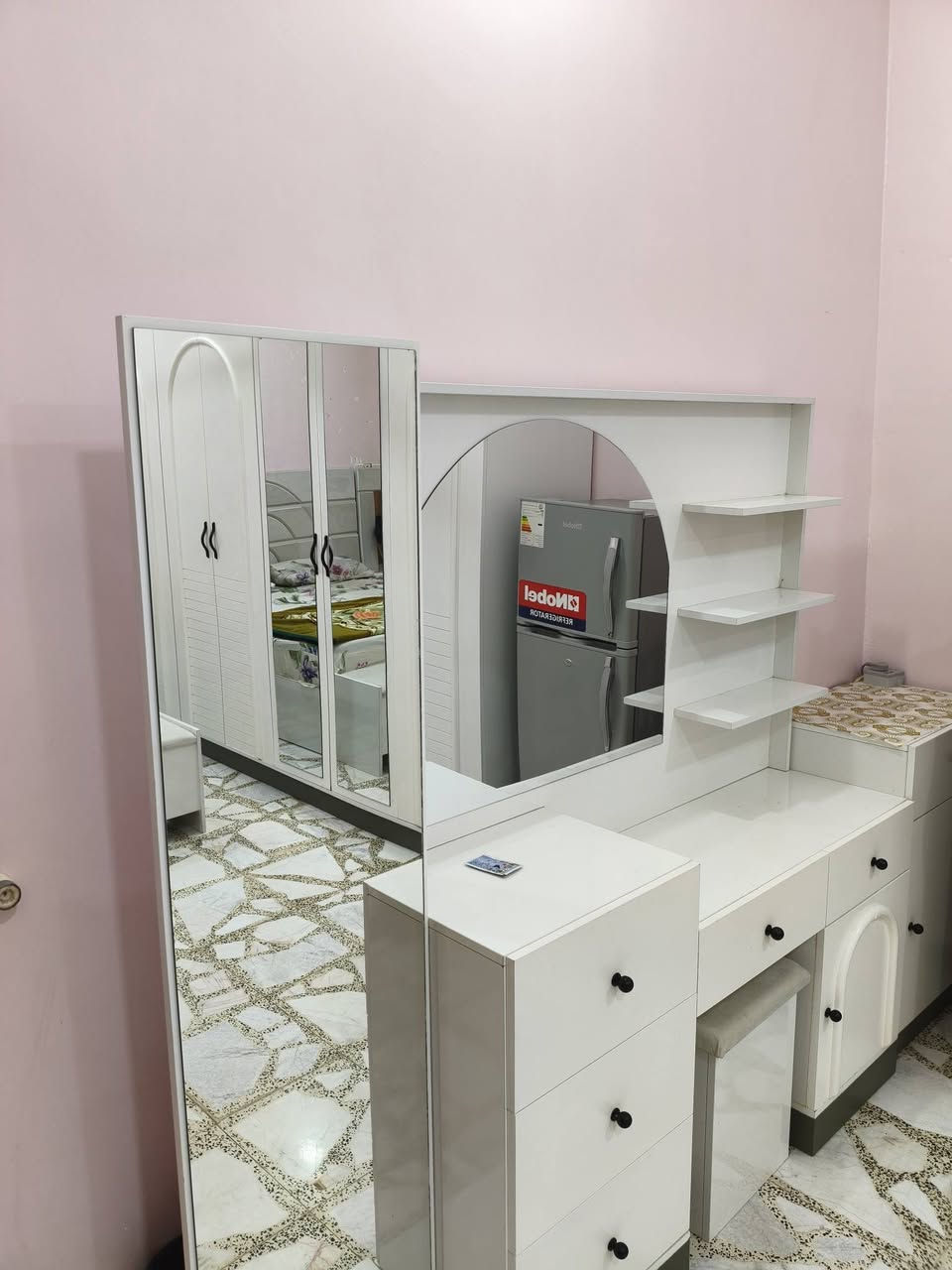 السلام عليكم
غرفه تزكام عراقي على شكل تركي صار اربع اشهر من اخذتها نضافه فول وشرط احلى من الي بل صوره السعر 2300 وبيه مجال قليل للشراي 
اليحب يتواصل واتساب او على خاص 
***********
