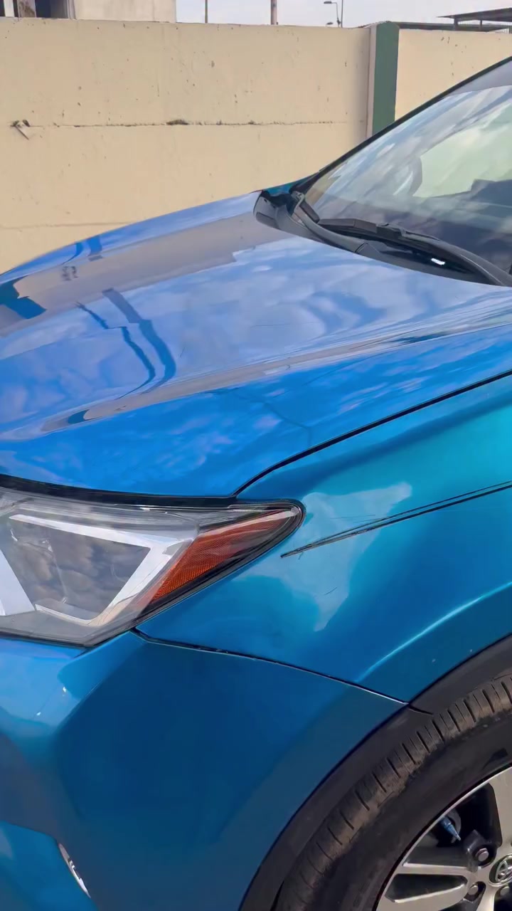 السلام عليكم موديل 18 حادث خفيف من الامام بدون لغود وشواصي صبغ فقط بذون تبديل وبيها بابتين اليمين صبغ اثر شخوط منزل الفديو قبل الصبغ السعر 155 بيع مستعجل 
***********
