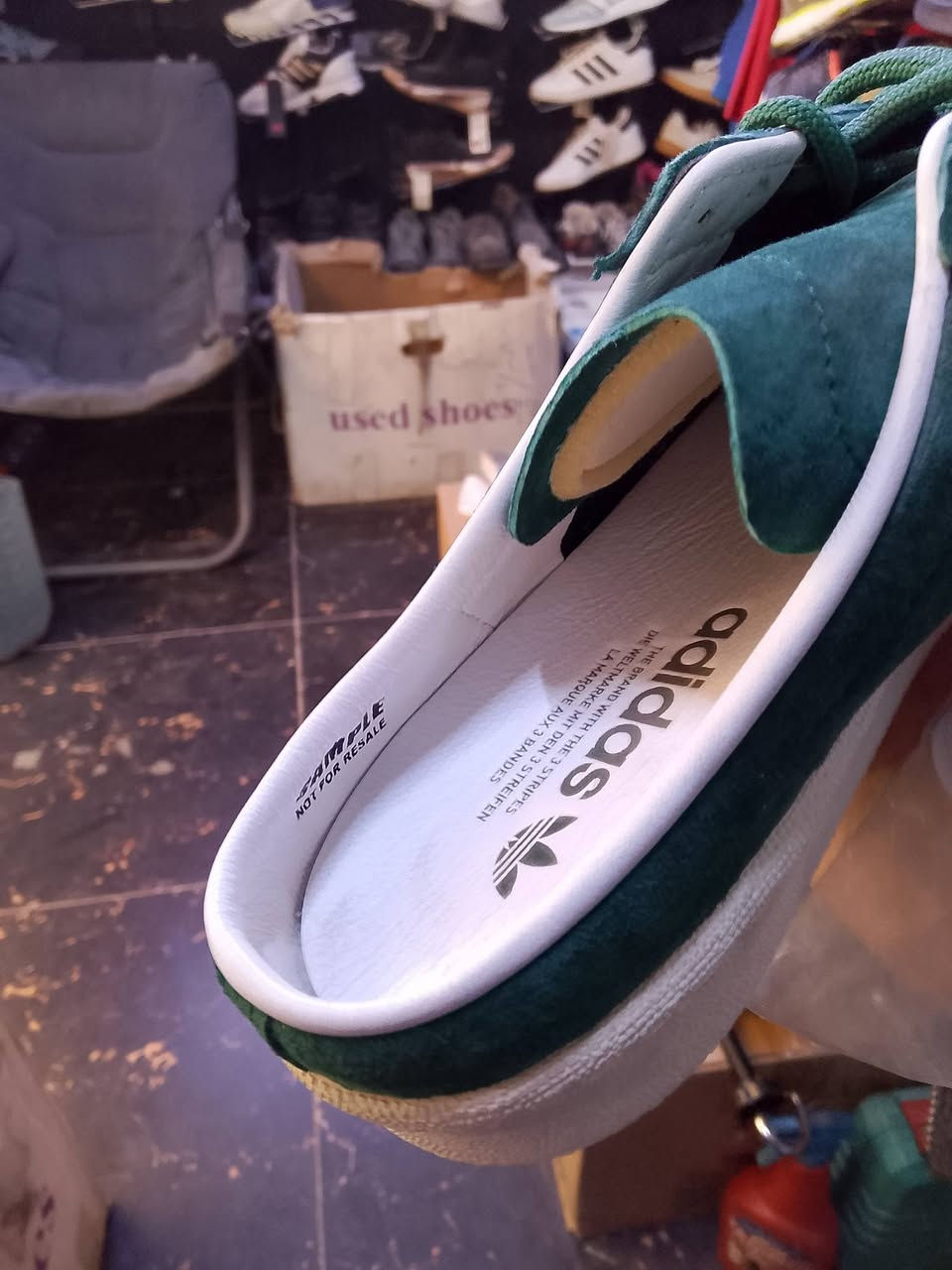 ADIDAS 
CAMPUS 80s MULE..
siaz..42.2/3
27cm.viatnam
ORIGINAL.. SAMPLE 
جديد وكاله غير مستخدم ..حفاية
للحجز والاستفسار راسلنا واتس اب وماسنجر عله الرقم الموجود ***********ابو ايمن
توجد خدمة توصيل كل المحافظات
