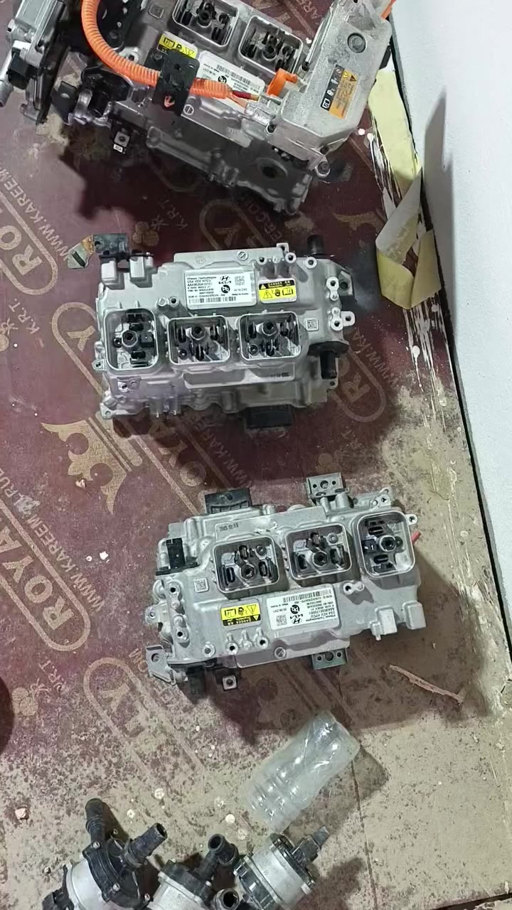 سلام عليكم
متوفر مجموعه  من  انفيرتارات
العنوان  رمادي شارع 60قرب  الرازي 
***********//***********
