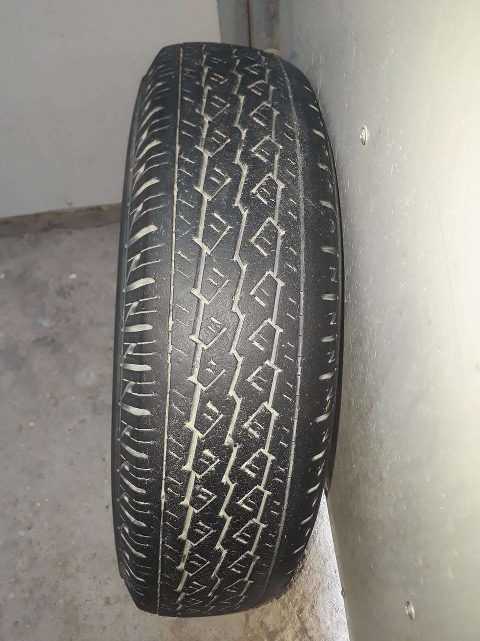 ويل حجم ١٥ اربع براغي والتاير النظافة 70% حجم R13 × 165 للبيع السعر 25 الف دينار العنوان بغداد الخطيب قرب مركز الشرطة للاتصال واتساب *********** توصيل ماعندي .

