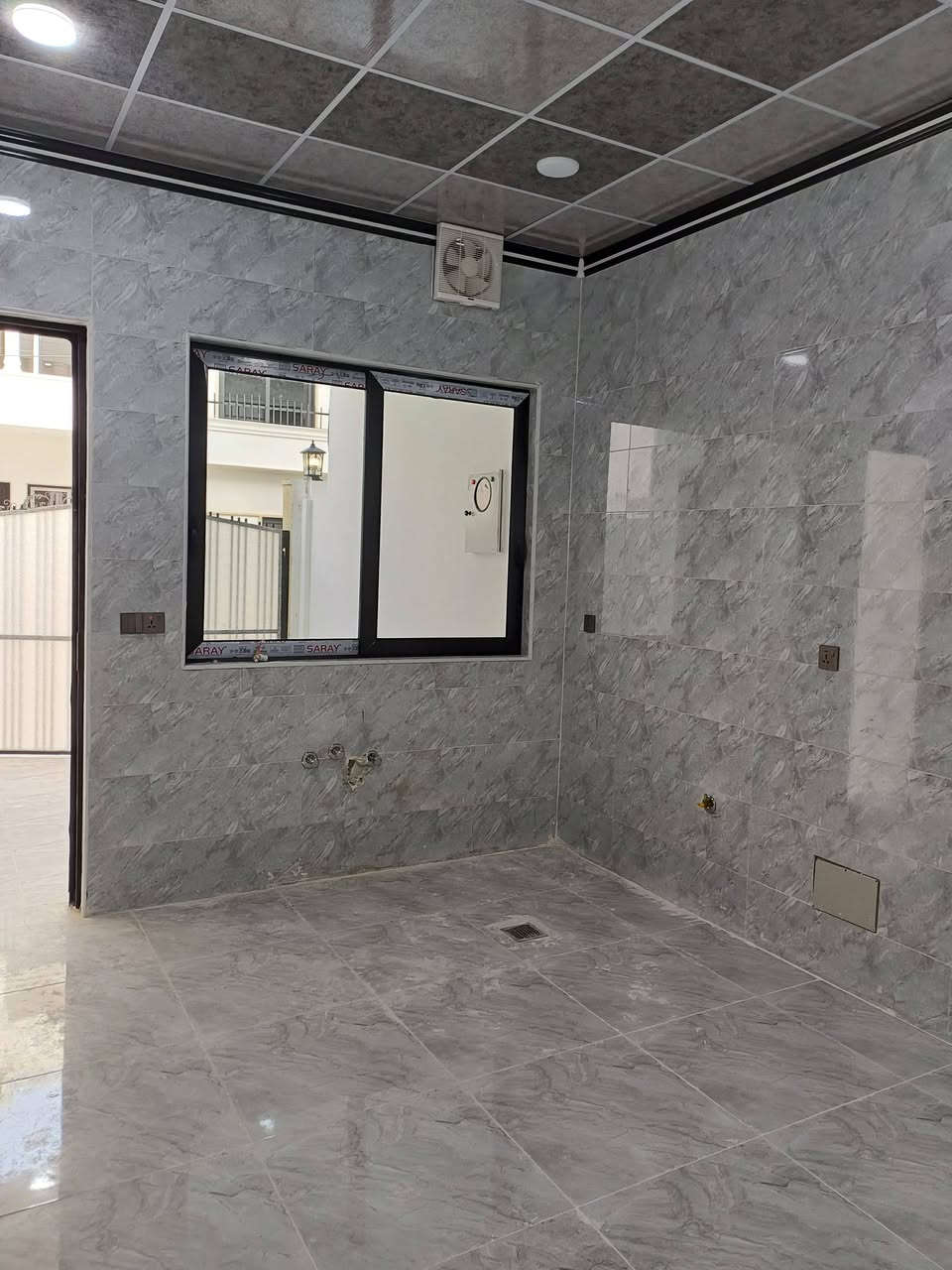 عروض مكتب الاخؤين للعقار 
حي الملاين الأولى 
دارللبيع مساحه ١٥٠ متر طابقين  بناء حديث ٢٠٢٦ تسليم فوري طابق الأرضي غرفتين نوم واسعات 
طابق الثاني ثلاثه غرف نوم واسعات السطح كاشي 
خدمات كامله قرب جامع الصواف 
الاستفسار 
*********** ابو رعد 

*********** ابو عمر 

*********** رعد بيغمبرلي
