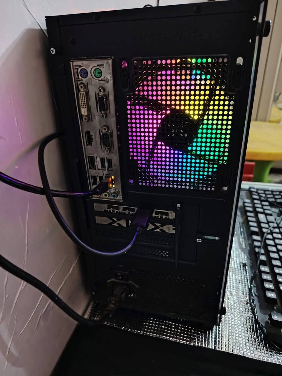 RXT6600XT
SDD128
HDD2T
المعالج i3.جيل العاشر
مزود الطاقه. 650
تجميعه مناسبه وكل القطع نضيفه وشغاله 
عنواني بغداد البلديات 
تواصل رقمي اتصال او واتس اب 
***********
