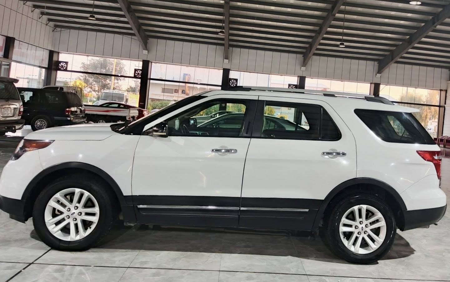 فورد اكسبلورا مديل ٢٠١٣ لمتد
صفر شركة نيفا
مواصفات فول فول مواصفات 
فور ويل بانوراما مكينة ٦ سلندر ممفتوح
ماشية ١٣٠ الف كيلو
سيارة بها صبخ تحت باب سايق و باب وراء سايق يعنى بابين صبخ بس مو كامل باب
سعر ١٥٥
بشرط تحويل وكالة 
مكان كلار


**إذا كنت صاحب هذا الإعلان وتريد حذفه لأي سبب، رجاءا أرسل رسالة إلى الدعم الفني**