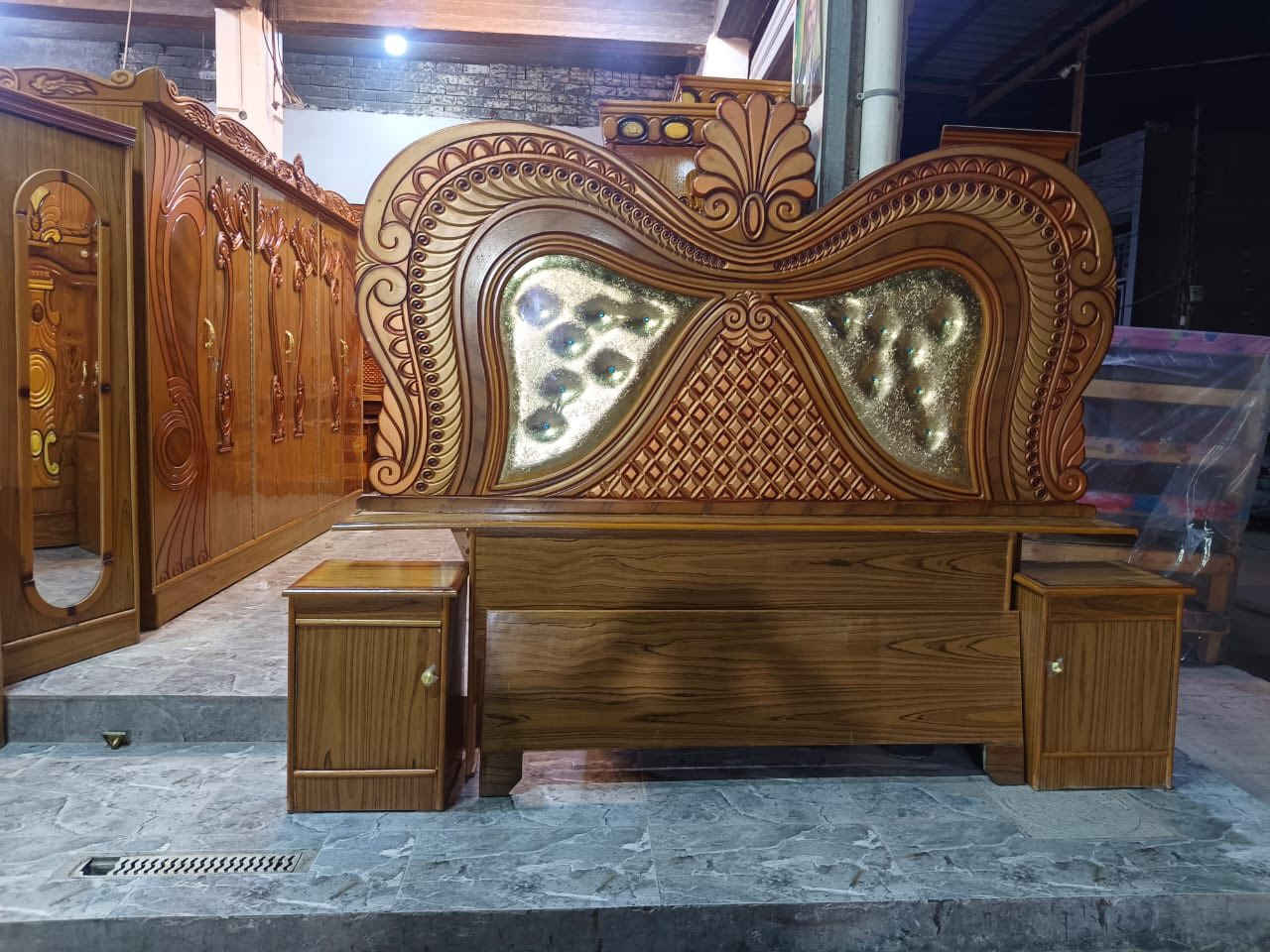 السلام عليكم غرفة عراقي مستعمل نظيفة جدا 
السعر 650 
شد ونقل داخل بغداد مجاناً 
للتواصل *********** واتساب
