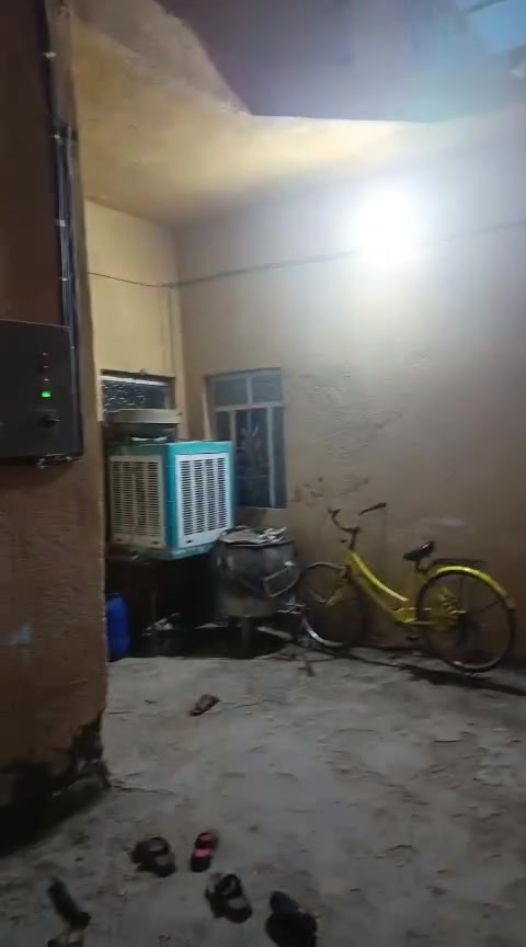 بيت للبيع غريب يم جامع الشيخ شبيب السعر 35وبيه مجال ***********
