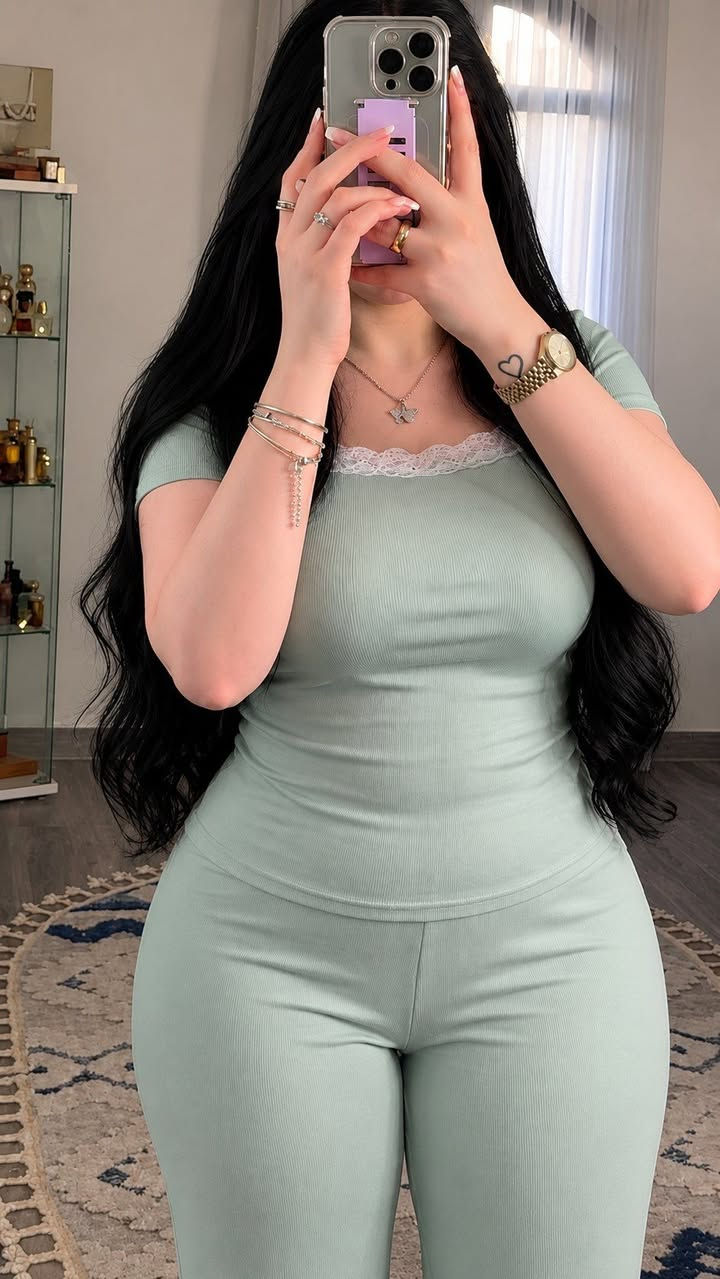 ✨💃تراك نسائي بناتي 3 قطع — قمة الأناقة والراحة 😍 لوك ناعم وعصري بفصال أنيق يضيف لمسة أنوثة جذابة بكل تفاصيله 💕

🔹 نوع القماش:
ريب بوليستر تركي + قطن ليكرا
مطاط، مريح، وخفيف على الجسم
✨فصال مرتب وجودة عالية عالفحص✔️

القياسات  L / XL / XXL /✔️ قالب راهي 
السعر ع الخاص 
🚘يوجد خدمة توصيل لجميع محافظات العراق ٤ الاف🚘


**إذا كنت صاحب هذا الإعلان وتريد حذفه لأي سبب، رجاءا أرسل رسالة إلى الدعم الفني**