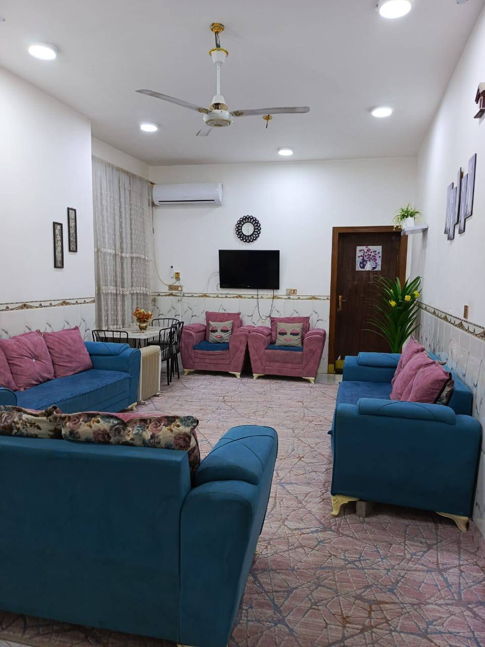 بسم الله الرحمن الرحيم
دار سكن في حي ٣٦
جهة الحكم قرب دائرة المرور
شارع ٢٠ 
المساحه / ١٥٠ متر الدار يتكون من
طابقين مسلح
الأول / غرفه واستقبال ومطبخ وصاله وصحيات داخليه وخارجيه
الثاني / ٣ غرف نوم وصاله وصحيات
وباقي التفاصيل مراجعة مكتب الاصالة للعقارات ***********
