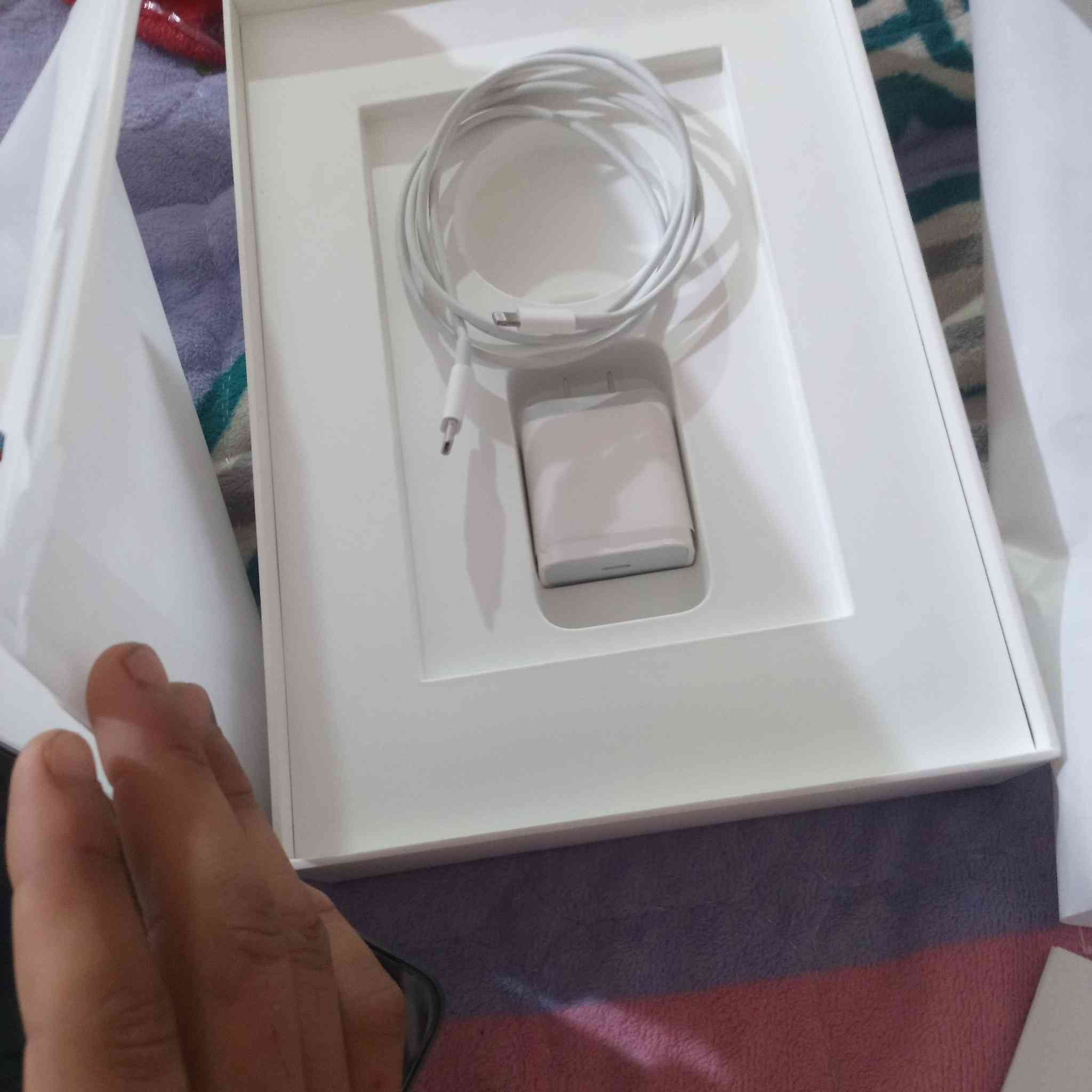 سلام عليكم ايبد 9 لبيع جديد صالي 4 ايام من مشتري ذاكه 64 فتحته بيدي كسر كارتون السعر 350. /***********
