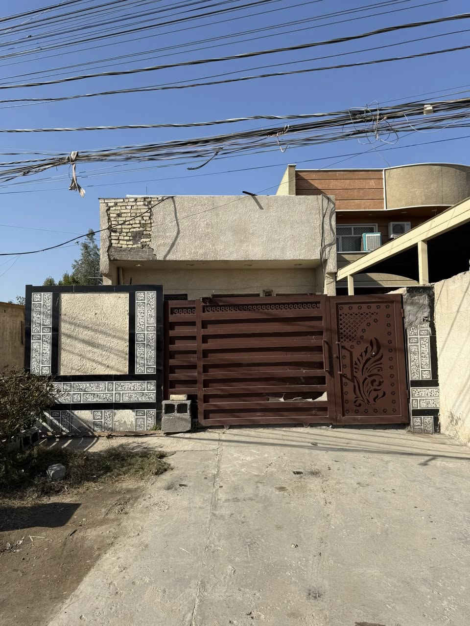 سلام عليكم بيت البيع مساحه ١٨٠ متر واجه ٦ ونزال ٣٠ يحتوي على مدخلين صاله هول غرفتين جوه وخدمات  غرفه فوك ساندويش مكان بغداد بياع نهايه شرطه الخامسه مقابيل مضيف ابو ليأس العامري  سعر ١٠٥ بيه مجال الاستفسار ***********
