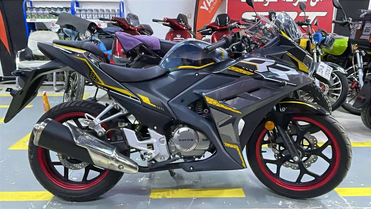 السلام عليكم دراجه ار 200 مرقمه كامله رقم اربيل زيرو ماشيه 40km للبيع السعر 3ملاين او 350 بس شريط دراجه يختلف لون احمر مو اصفر الشراي يتفضل واتساب ***********
