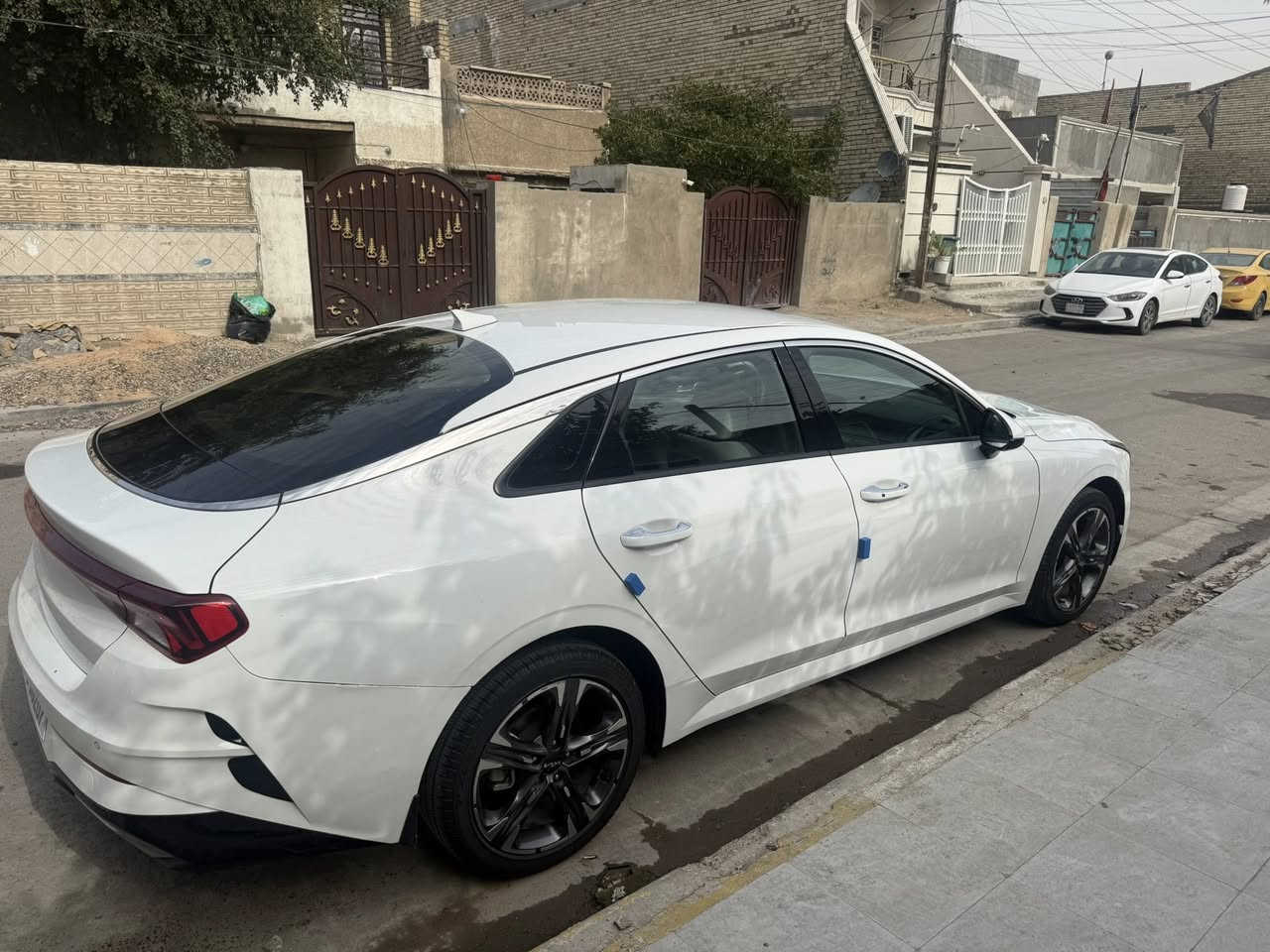 السلام عليكم . كيا k5 2023 وارد خليجي المواصفات محرك 2000 دوش بصمة تشغيل وابواب ويل كروم قطعتين تبريد يدات نيكل مري شفط شاشة وكامرة مسطرة خلفية لد ولايتات زنون تحكم ستيرن داخل ابيض وباقي المواصفات المعروفة ماشية 62 الف رقم بغداد بسمي بيهة مكانين بارد بسيطات مصورهن فديو الي يحب يراسلني ادزلة فديو للسيارة وباقي السيارة الحمدلله مكفول من صبغ وتبديل سبير منازل السعر 192 ورقة مكان السيارة بغداد جانب الكرخ حي العامل قرب دائرة الكهرباء ***********
