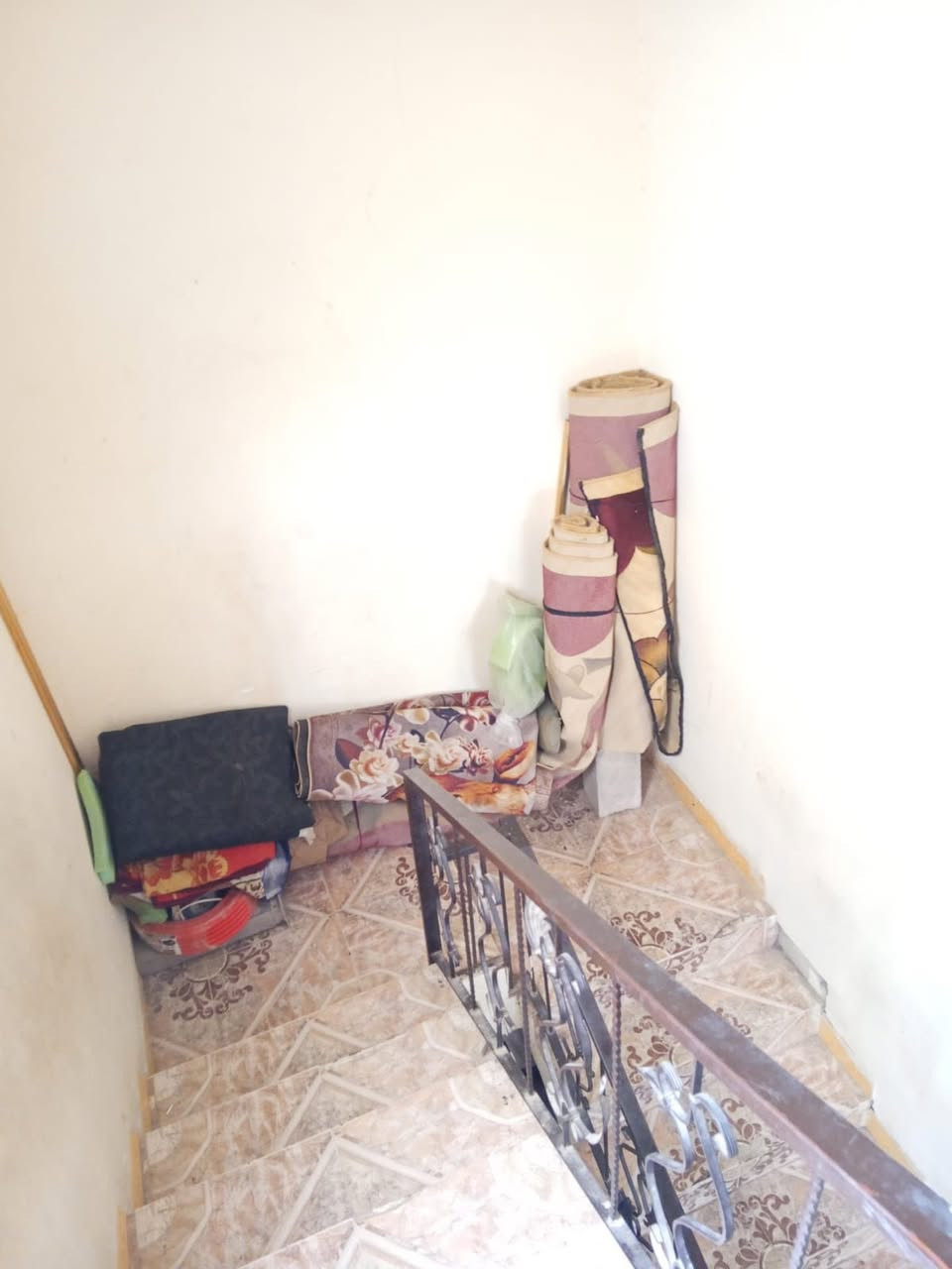 دار.  ركن.  طابقين.    للبيع.   100 متر 

  ديوم.    مربع.  ثاني. 

ماجر.  حالين.  بيت. زين.  نص. عمر 
 سعر 65.  بي مجال 

منطقة. راقية. الذهبية.   قريبا من مدارس. والسوك.  100 متر عنها 

الاستفسار.   

***********

عقارات تكريت ليث المعماري@
