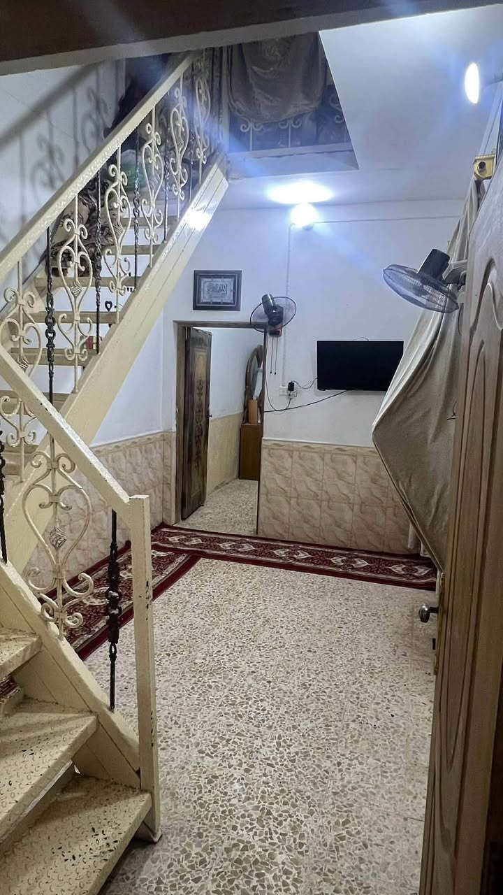 السلام عليكم
دار للبيع 
غرفه وصاله واستقبال ومطبخ وصحيات عدد 2 
مساحه 94متر طابق واحد بناء شيلمان البيت كلش نضيف مكان البيت حي المكرمه خلف مركز شرطه الوفاء بفرعين
السعر مناسب مستعجل عل بيع 
للأستفسار *********** واتساب
