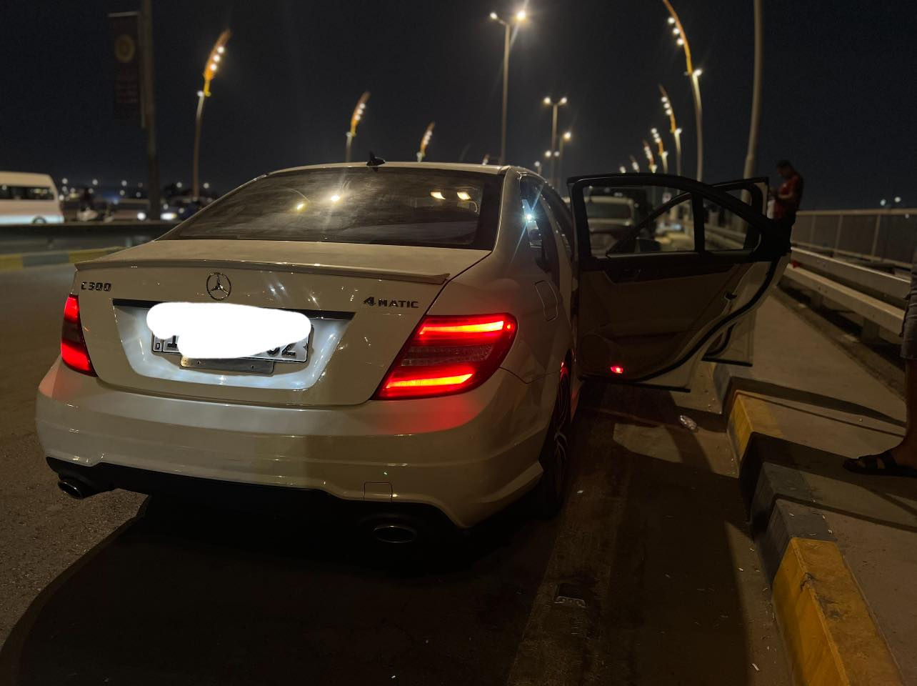 السلام عليكم للبيع او مراوس بأحدث مع الفرق مارسيدس  c300.   4Matic موديل 2012 6سلندر رقم بغداد بأسمي 
حادث امريكا بلتقرير غرق السيارة تعمل وتسير حادث العراق جاملغ ايمن وبنيد ولغد  محرك وكير مكفول  تخم تاير جديد منظومة راديتر ومرواح ومي زيتي جديد  مواصفات معروفة تحويل ثاني يوم السعر 125$  للاتصال واتساب فقط  ***********
