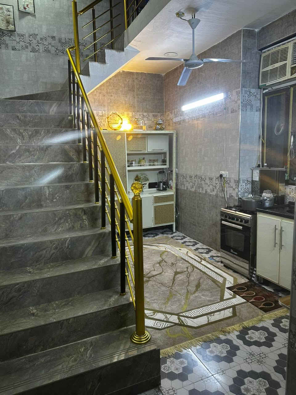 اسلام عليكم بيت للبيع 50 الشعله قطاع السادس قرب سكلة حيدر التميمي بناء جديد كما موضح بالتصوير نظام الكهرباء و السبالت بواري البيت مابي اي نقص للاستفسار الاتصال او المراسله على الواتساب على الرقم ***********
