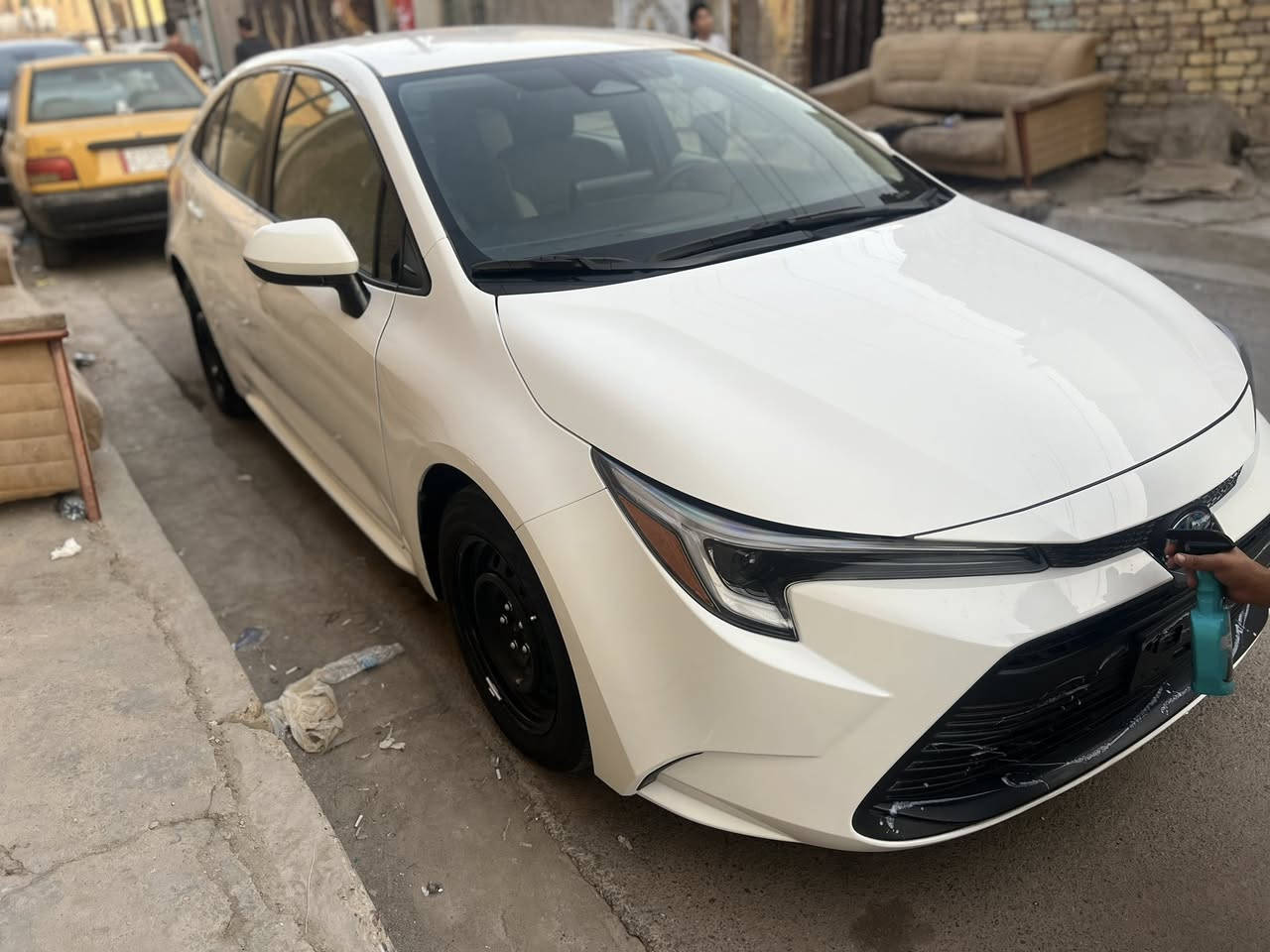 ماشيه 2 ميل فقط 

بدون تبديل اي قطعه

السياره على وضع الشركه 

مواصفات Le  معروفه 

داخل لونين 

***********

السعر 181
