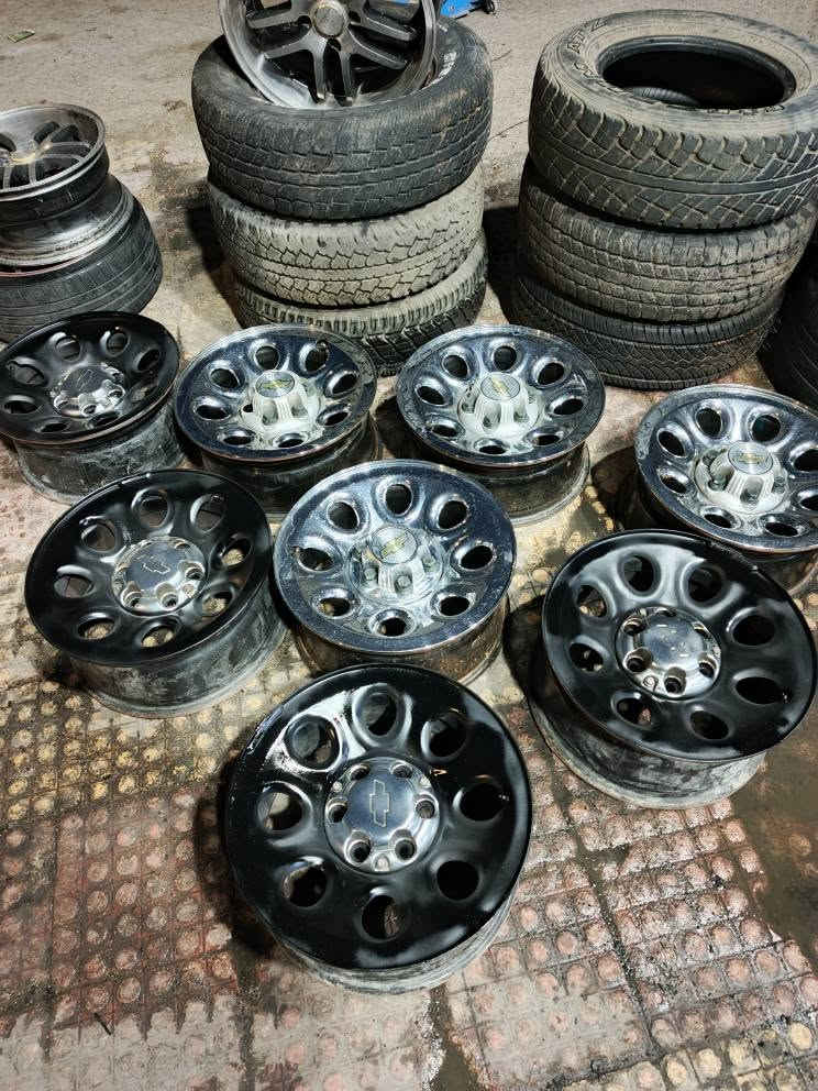للبيع لدى محلات Your Tires - القواسمي -
طقم جنطات شفروليه الأصلية (6 براغي) تم تجديدها ودهانها حديثاً بمظهر رياضي أنيق يمنح سيارتك شكلاً مميزاً وحضوراً أقوى على الطريق.
✔️ جنطات وكالة أصلية 
✔️ حالة ممتازة 
✔️ جاهزة للتركيب مباشرة
 ✔️ مناسبة للعديد من سيارات شفروليه و GMC 
✔️ قابلة للبيع أو البدل

إذا كنت تبحث عن المظهر الأصلي والجودة التي تدوم، فهذا الطقم خيار يستحق المشاهدة.

📍 البيادر – شارع الصناعة الرئيسي بعد إشارات كازية المناصير
 📞 إيهاب القواسمي - 0798684833 عمان, محافظة عمان


**إذا كنت صاحب هذا الإعلان وتريد حذفه لأي سبب، رجاءا أرسل رسالة إلى الدعم الفني**